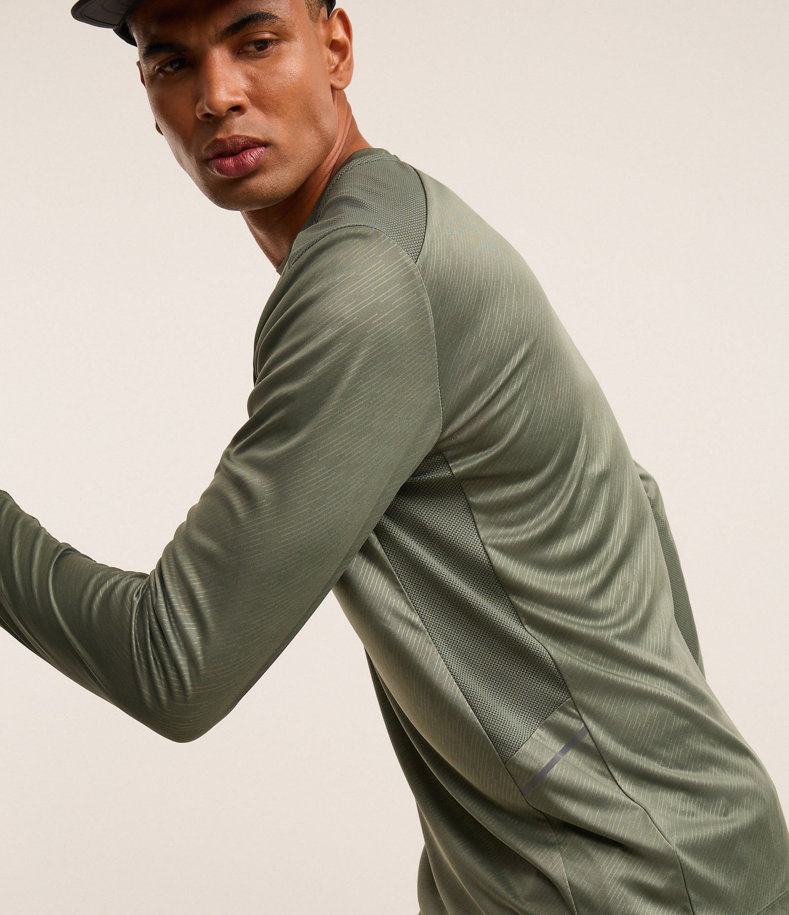 Camiseta Esportiva com Estampa Riscada com Proteção UV Verde Acinzentado 4