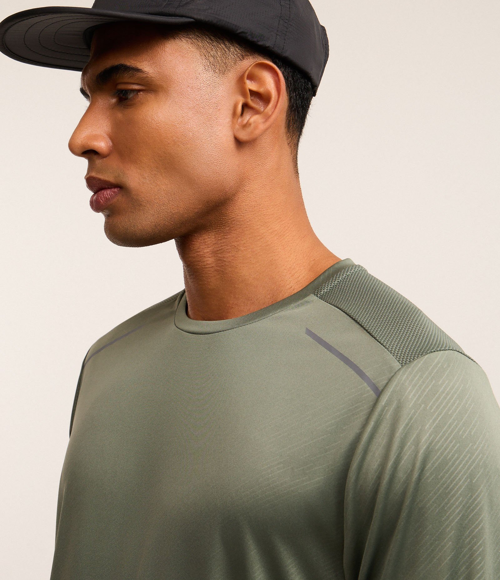 Camiseta Esportiva com Estampa Riscada com Proteção UV Verde Acinzentado 5