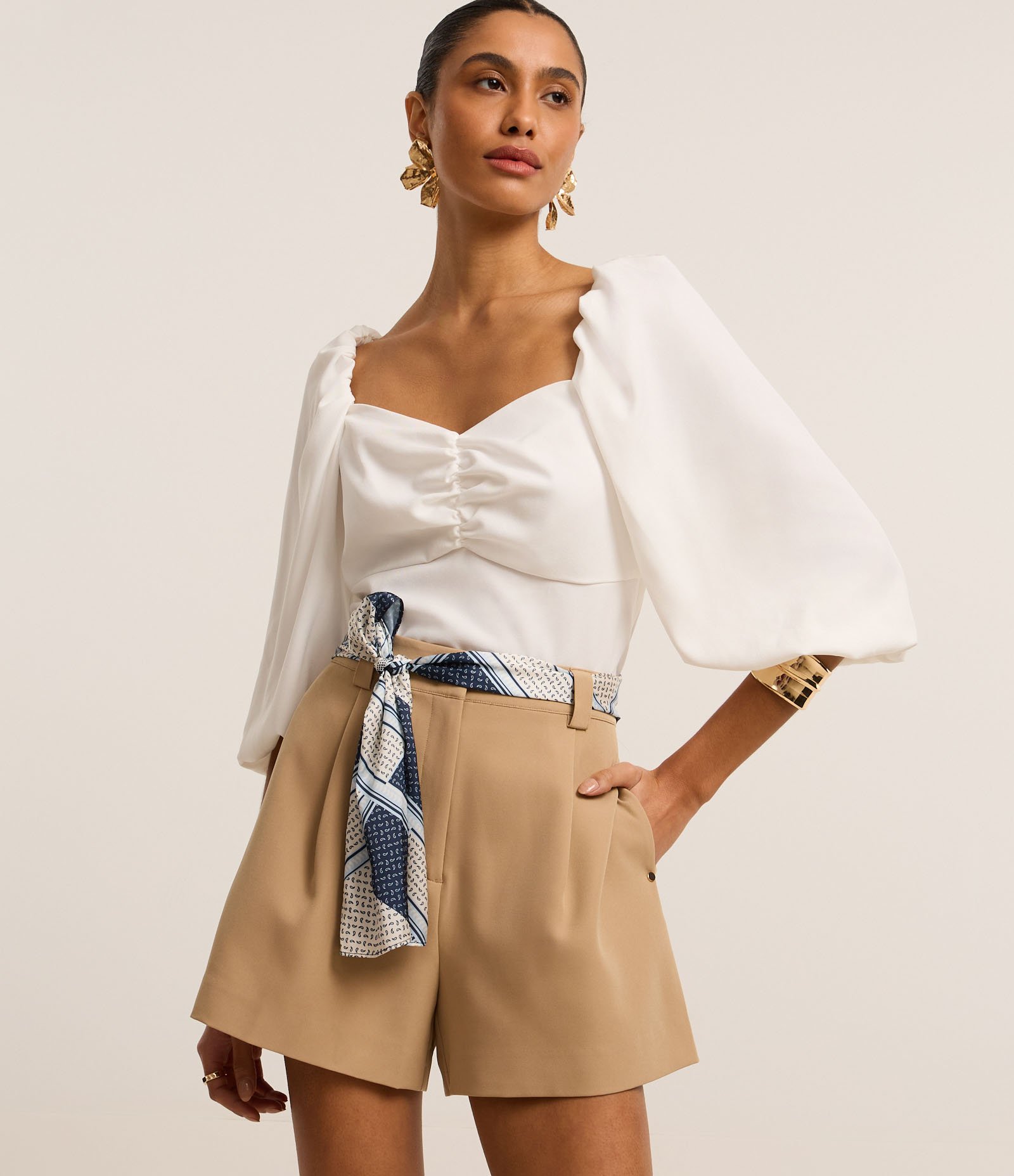 Short Alfaiatado Cintura Alta com Cinto Lenço e Pregas Bege 2