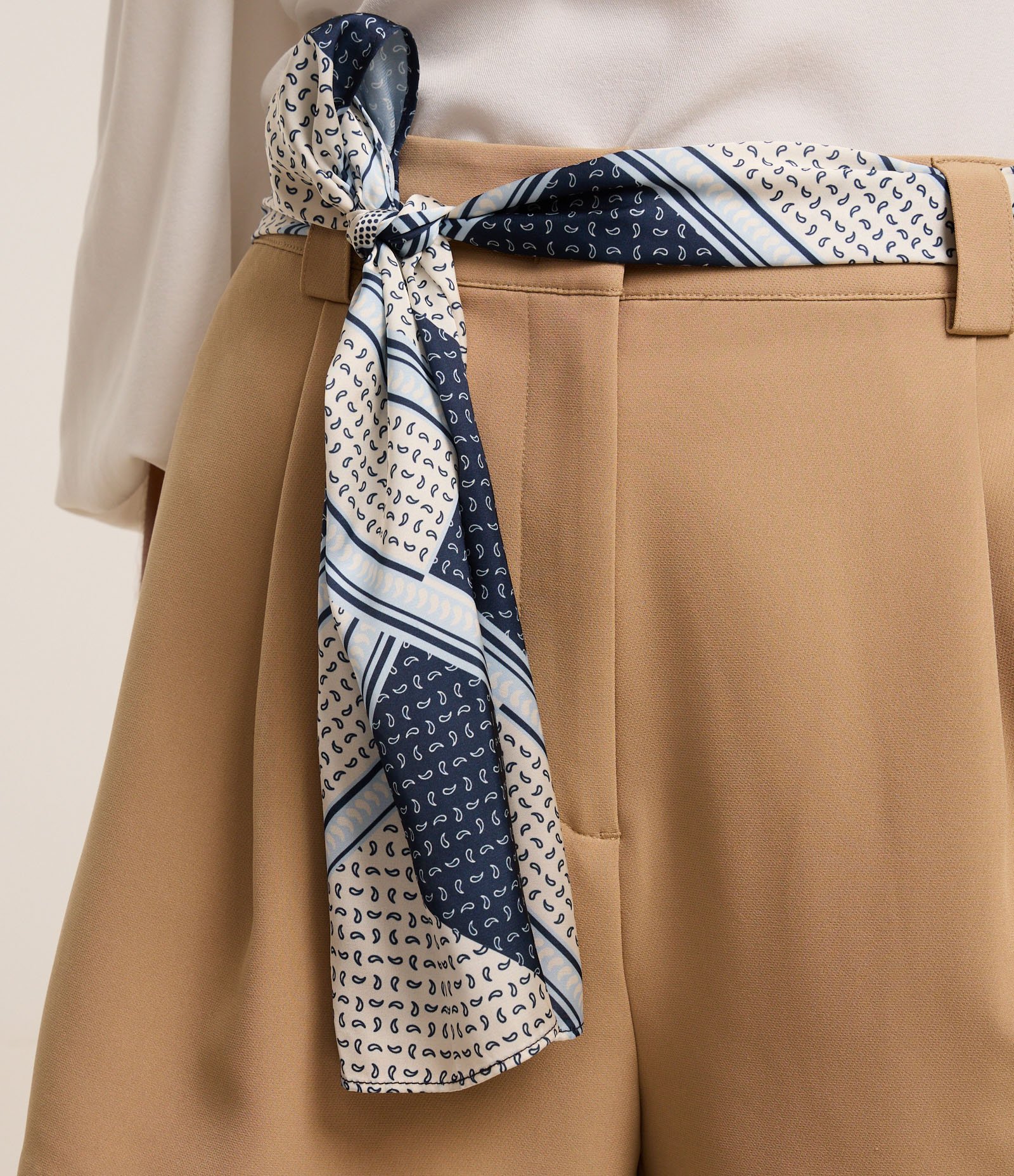 Short Alfaiatado Cintura Alta com Cinto Lenço e Pregas Bege 4