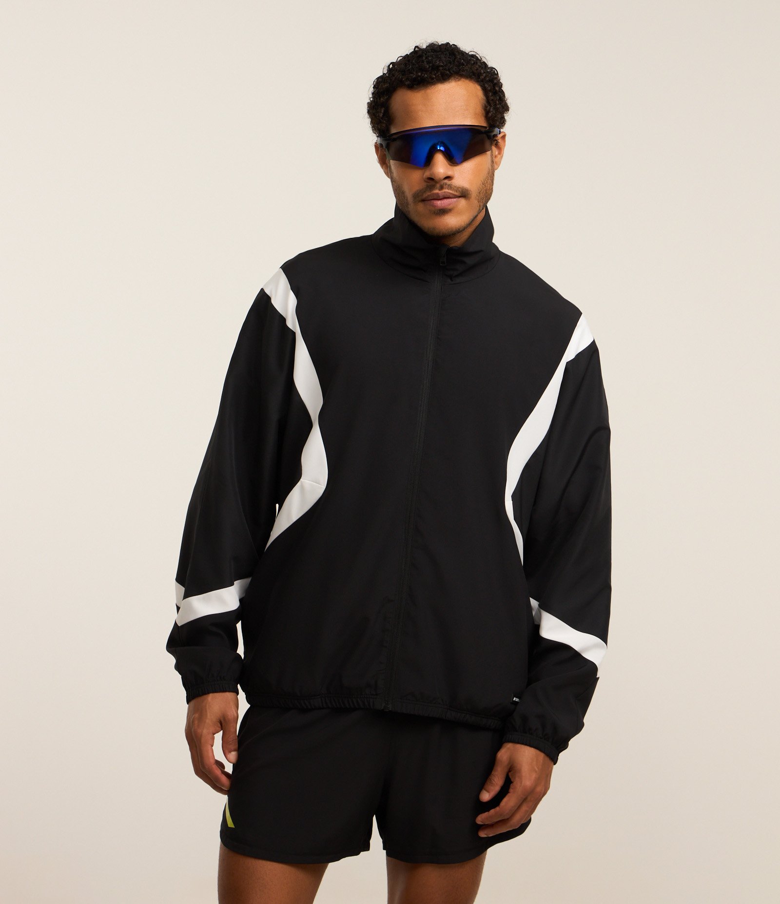 Jaqueta Gola Alta com Recortes Contrastantes Preto 1