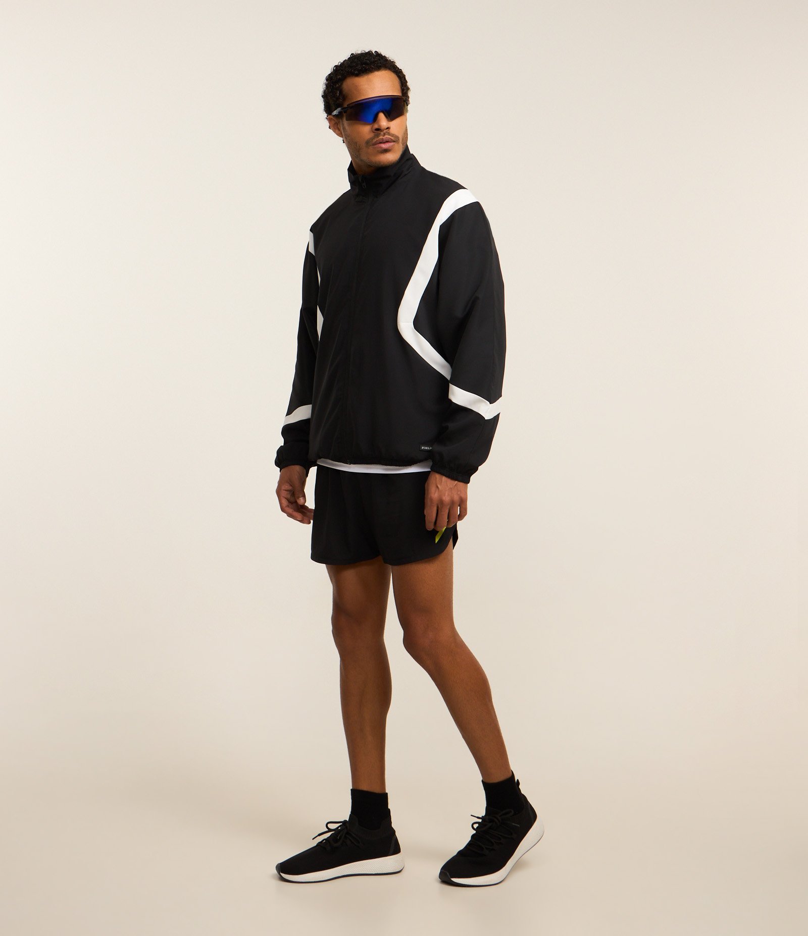 Jaqueta Gola Alta com Recortes Contrastantes Preto 2