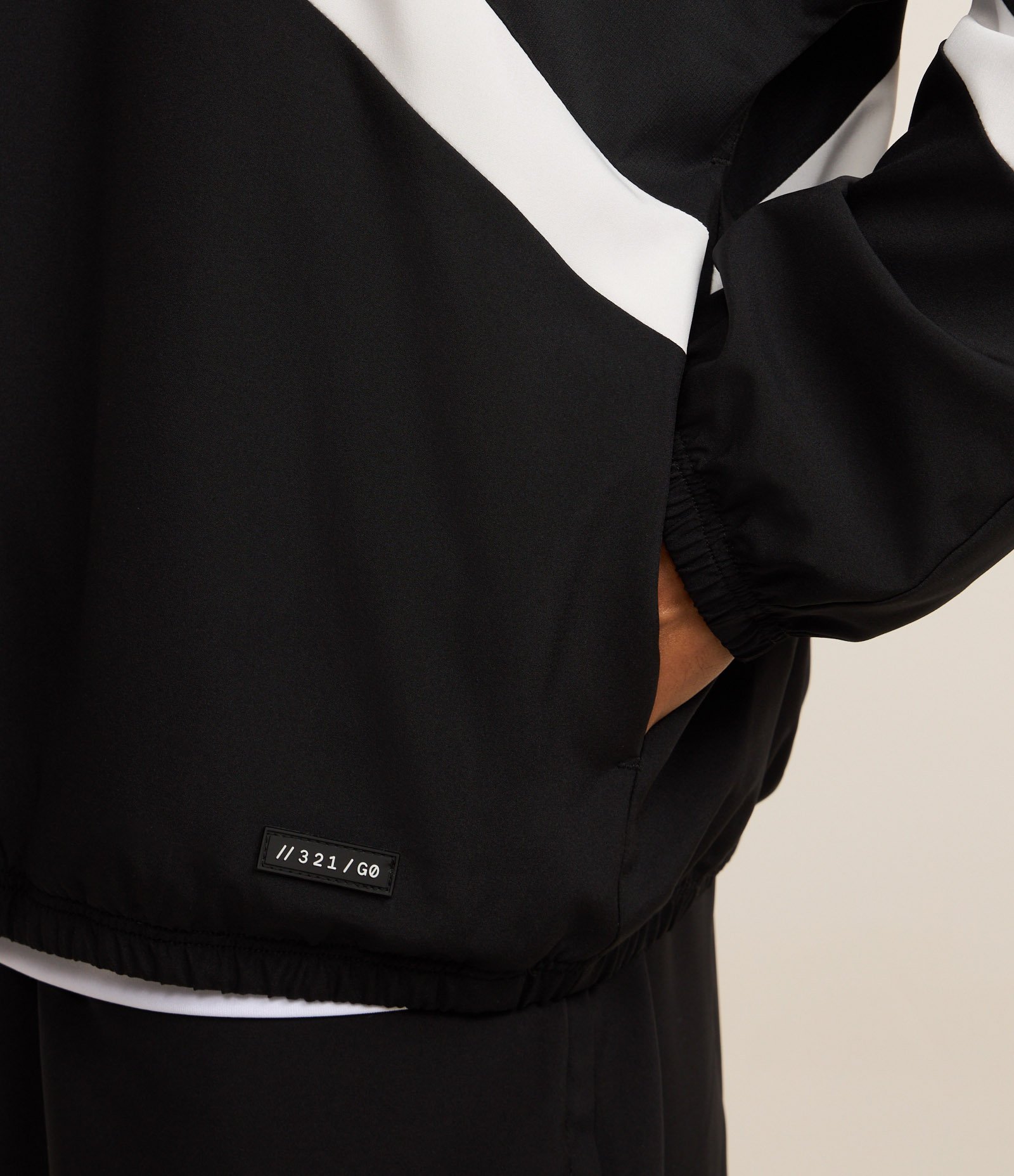 Jaqueta Gola Alta com Recortes Contrastantes Preto 3