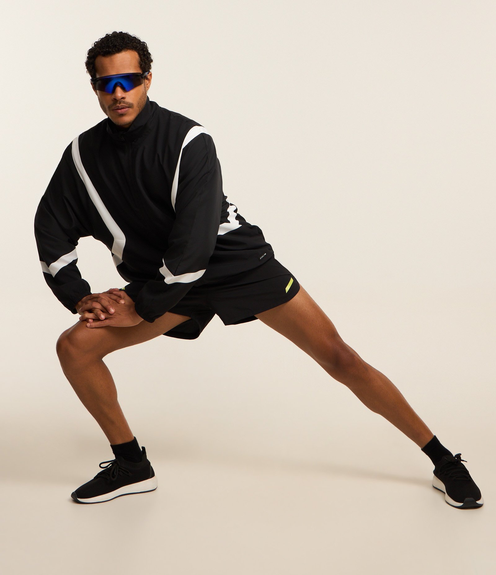 Jaqueta Gola Alta com Recortes Contrastantes Preto 4