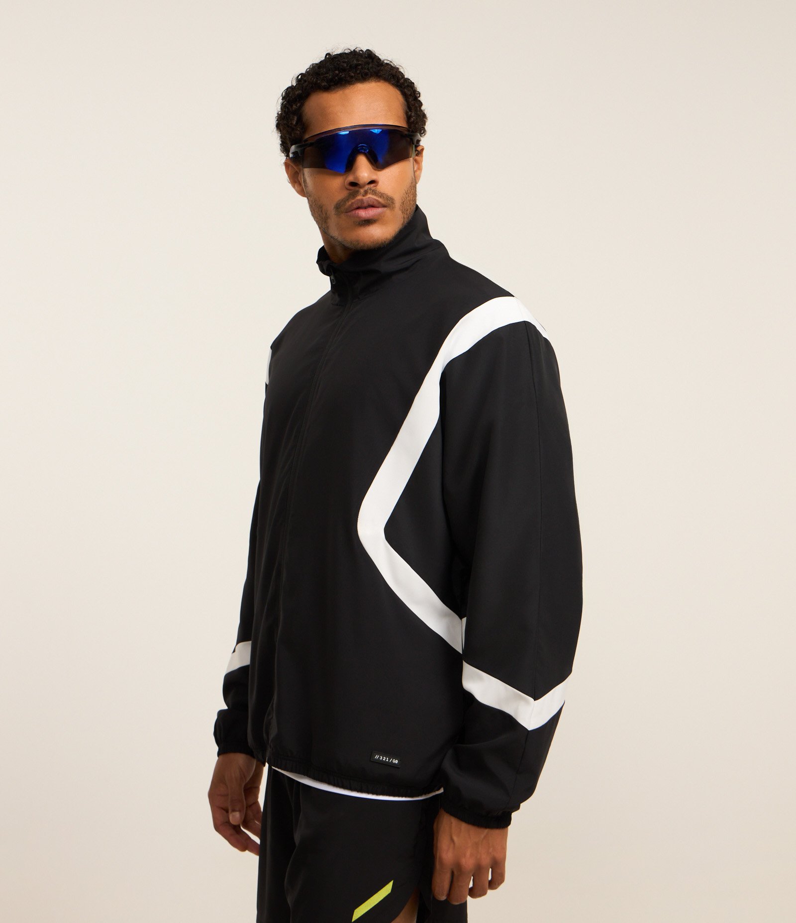 Jaqueta Gola Alta com Recortes Contrastantes Preto 5