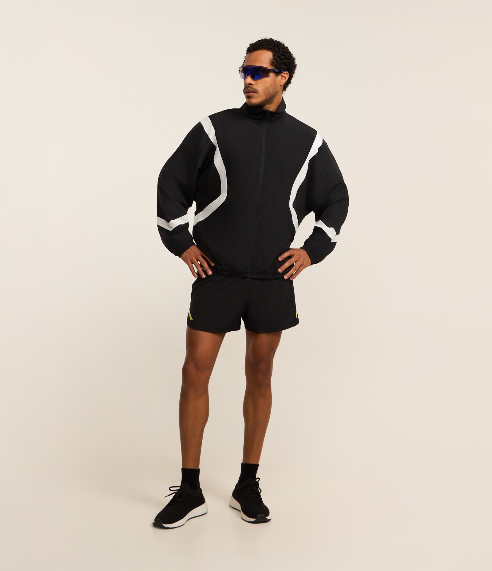 Jaqueta Gola Alta com Recortes Contrastantes Preto 6