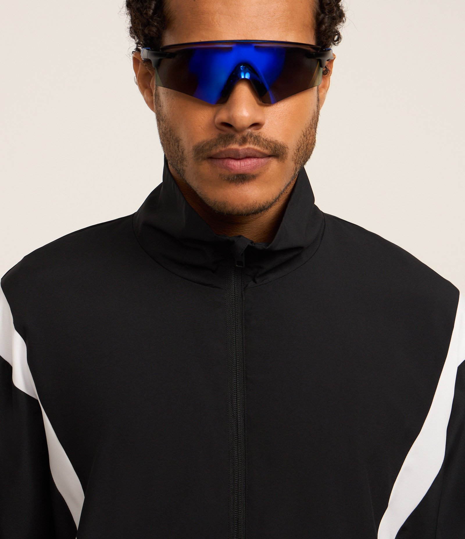 Jaqueta Gola Alta com Recortes Contrastantes Preto 7