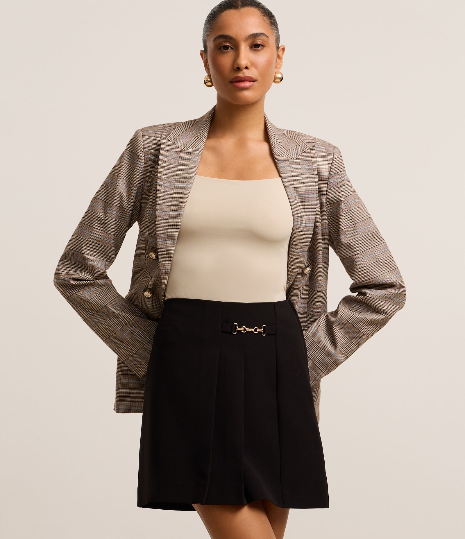 Saia Curta Alfaiatada com Desnível na Barra Preto 2