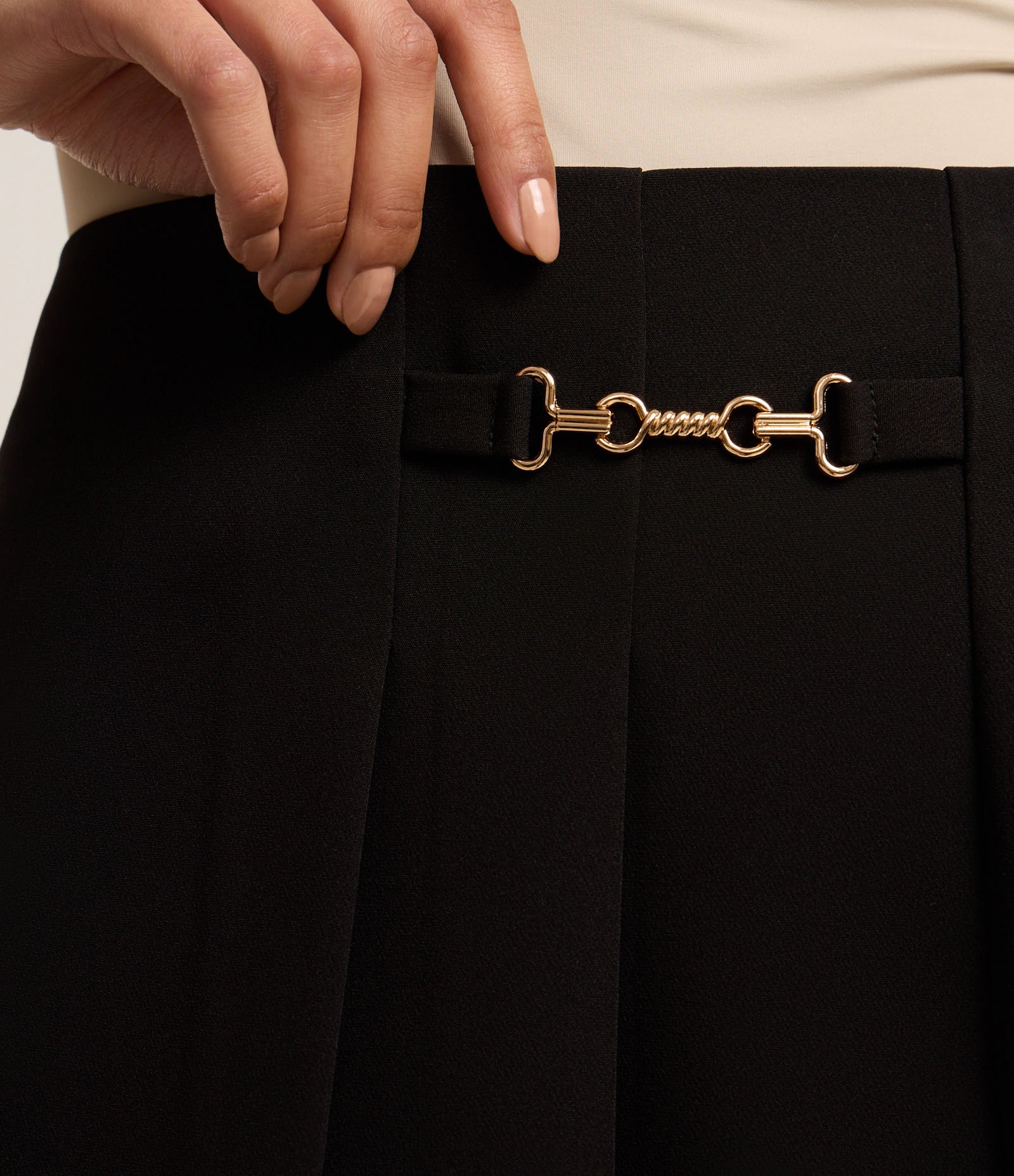 Saia Curta Alfaiatada com Desnível na Barra Preto 4