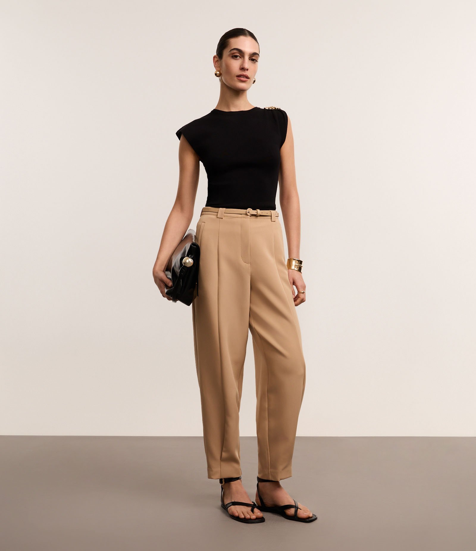 Calça Cenoura Alfaiatada com Cinto Fino de Fivela Forrada Bege 1