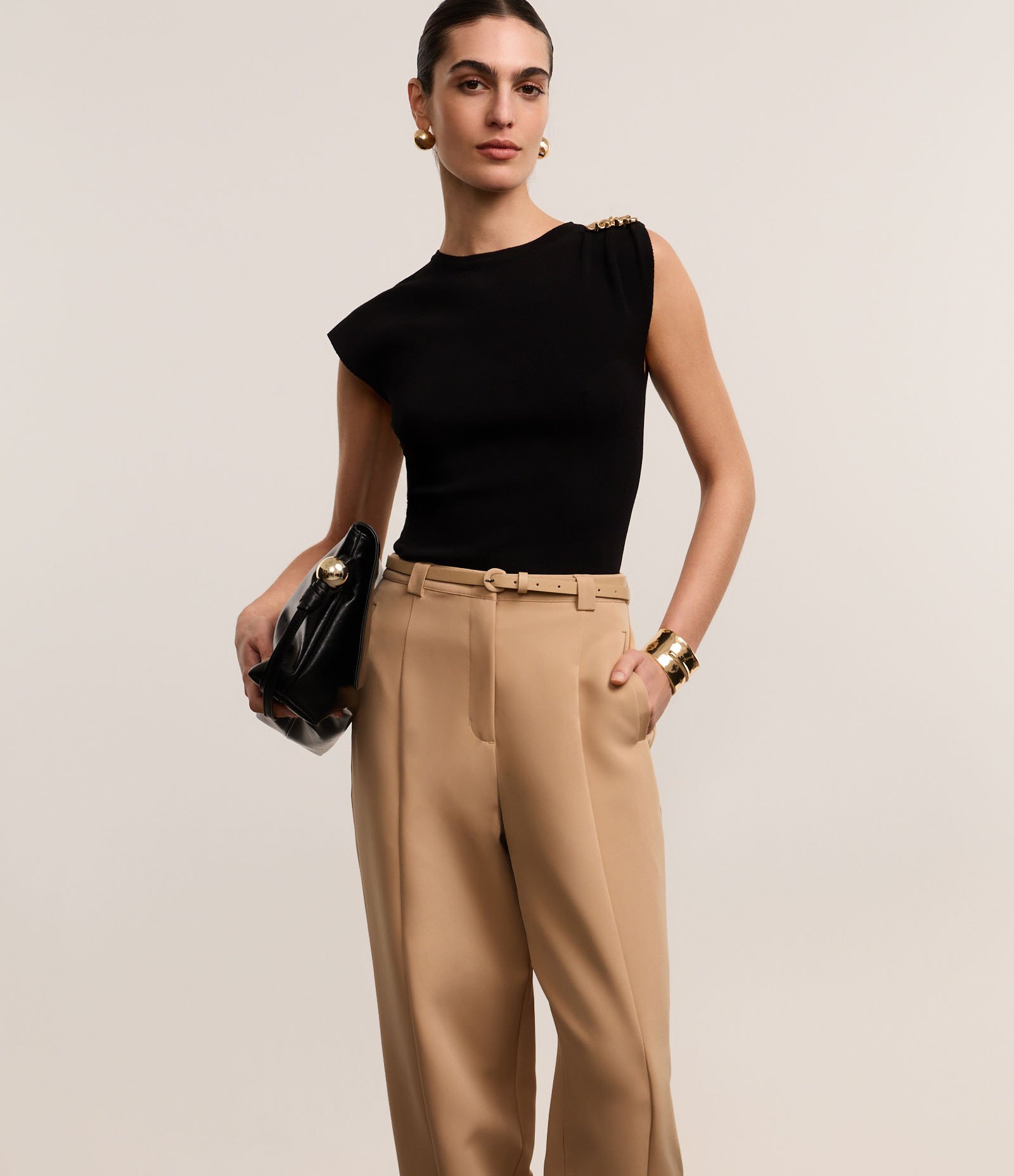 Calça Cenoura Alfaiatada com Cinto Fino de Fivela Forrada Bege 2