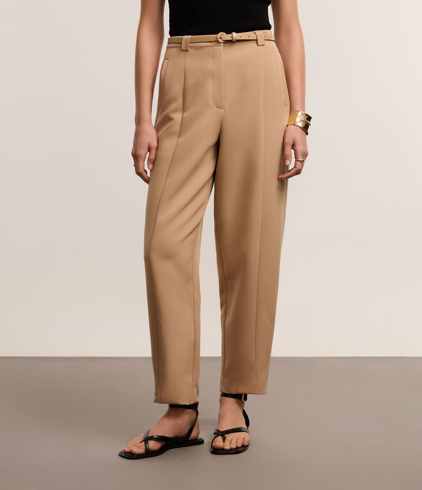 Calça Cenoura Alfaiatada com Cinto Fino de Fivela Forrada Bege 3