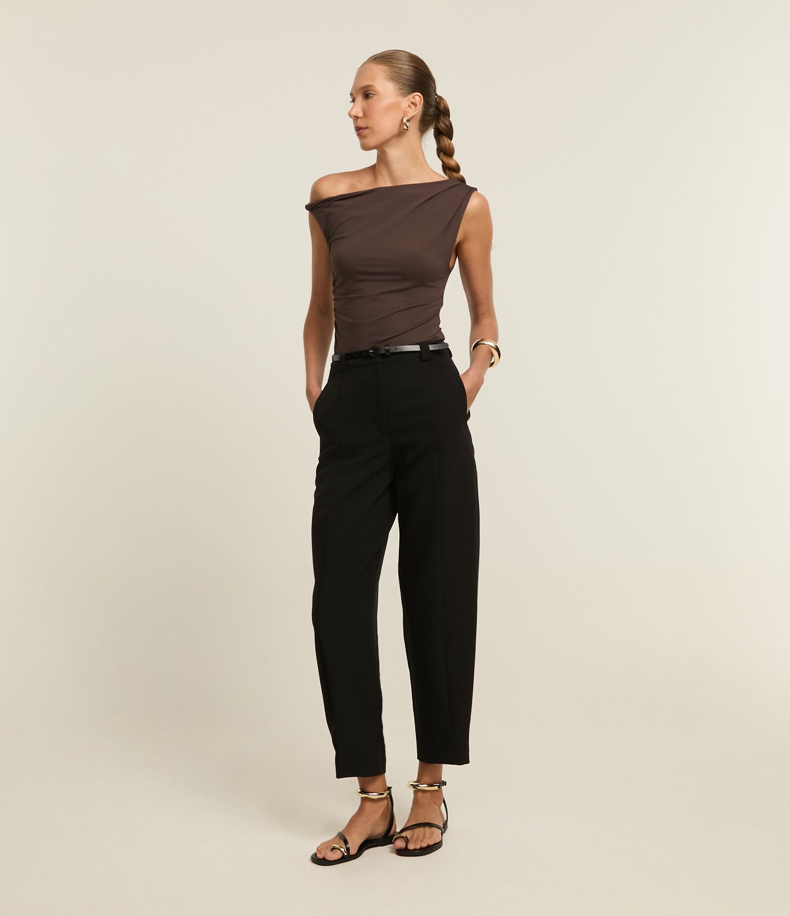 Calça Cenoura Alfaiatada com Cinto Fino de Fivela Forrada Preto 1