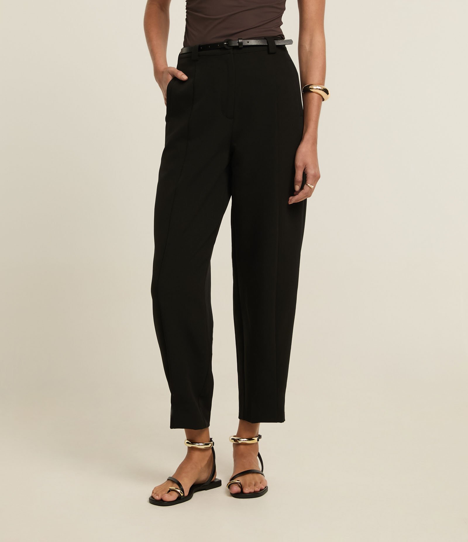 Calça Cenoura Alfaiatada com Cinto Fino de Fivela Forrada Preto 3