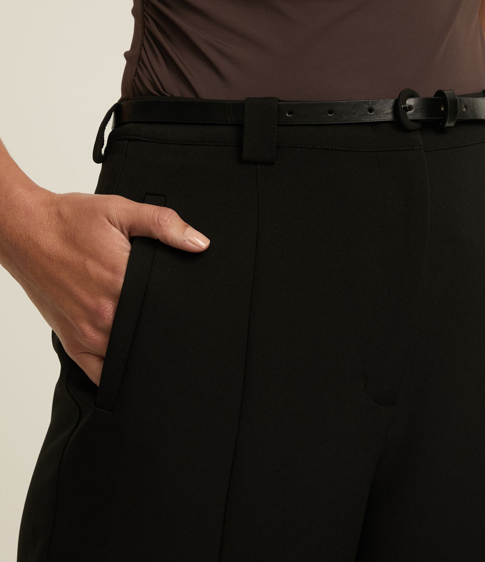 Calça Cenoura Alfaiatada com Cinto Fino de Fivela Forrada Preto 4