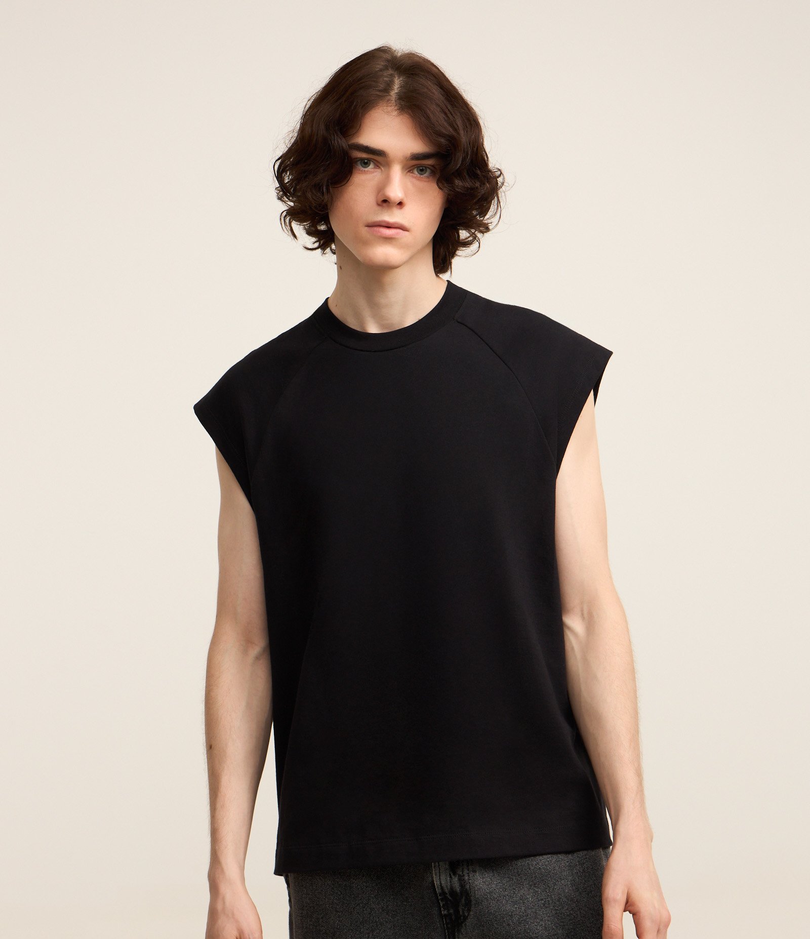 Regata Boxy em Malhão com Gola Raglan Preto 1