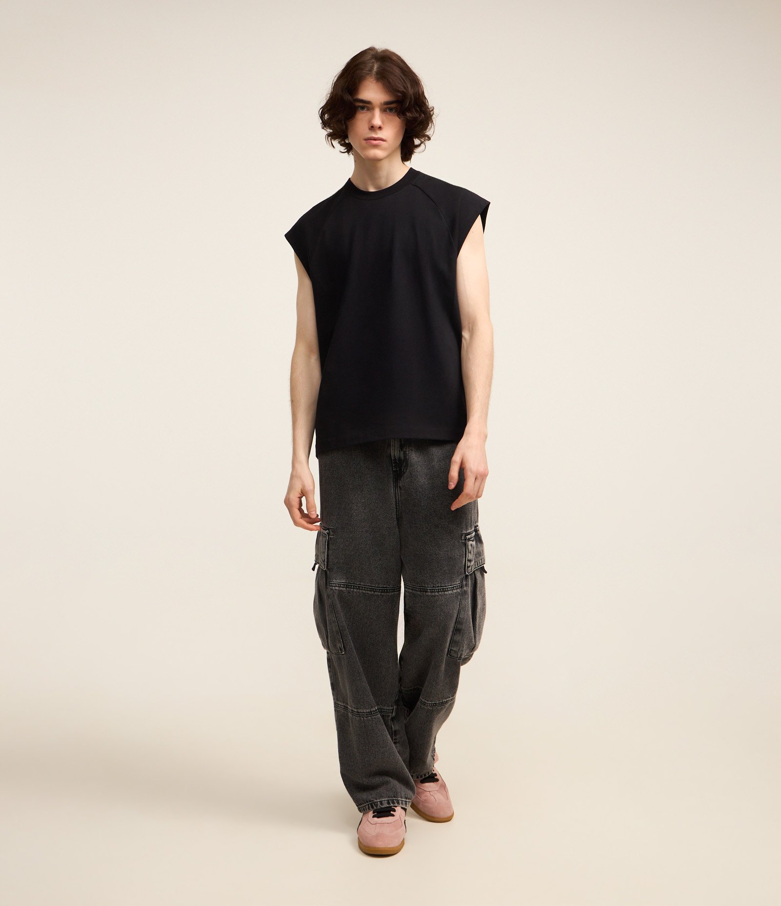 Regata Boxy em Malhão com Gola Raglan Preto 2