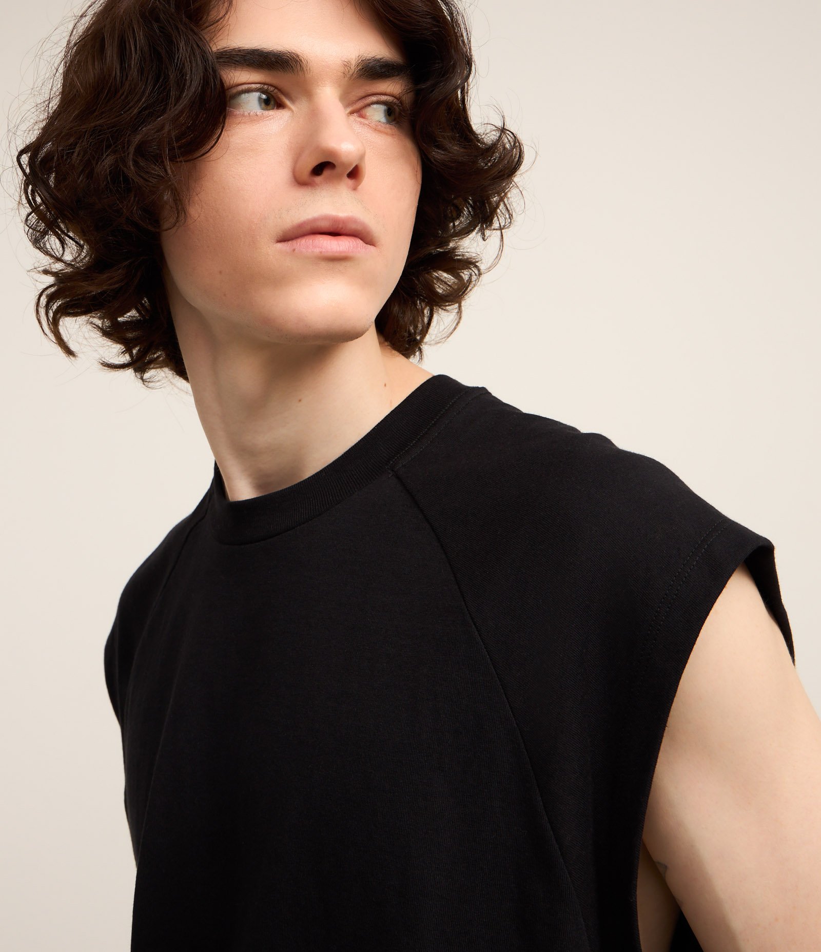 Regata Boxy em Malhão com Gola Raglan Preto 3