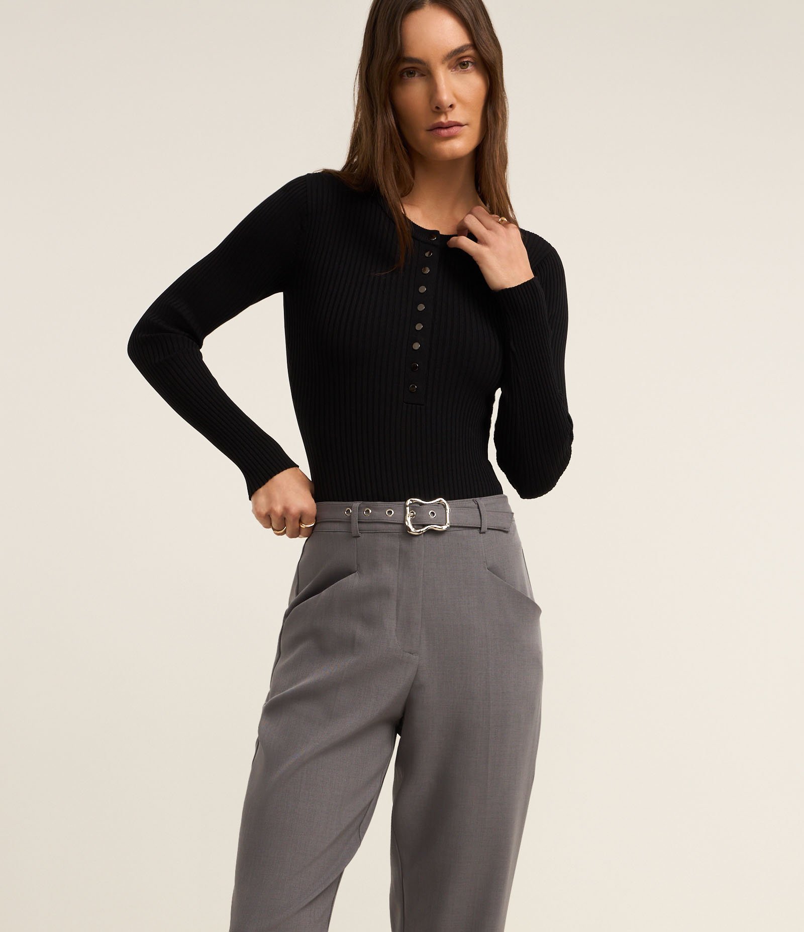 Calça Cenoura Alfaiatada Cintura Alta com Cinto e Fivela Metalizada Cinza 2