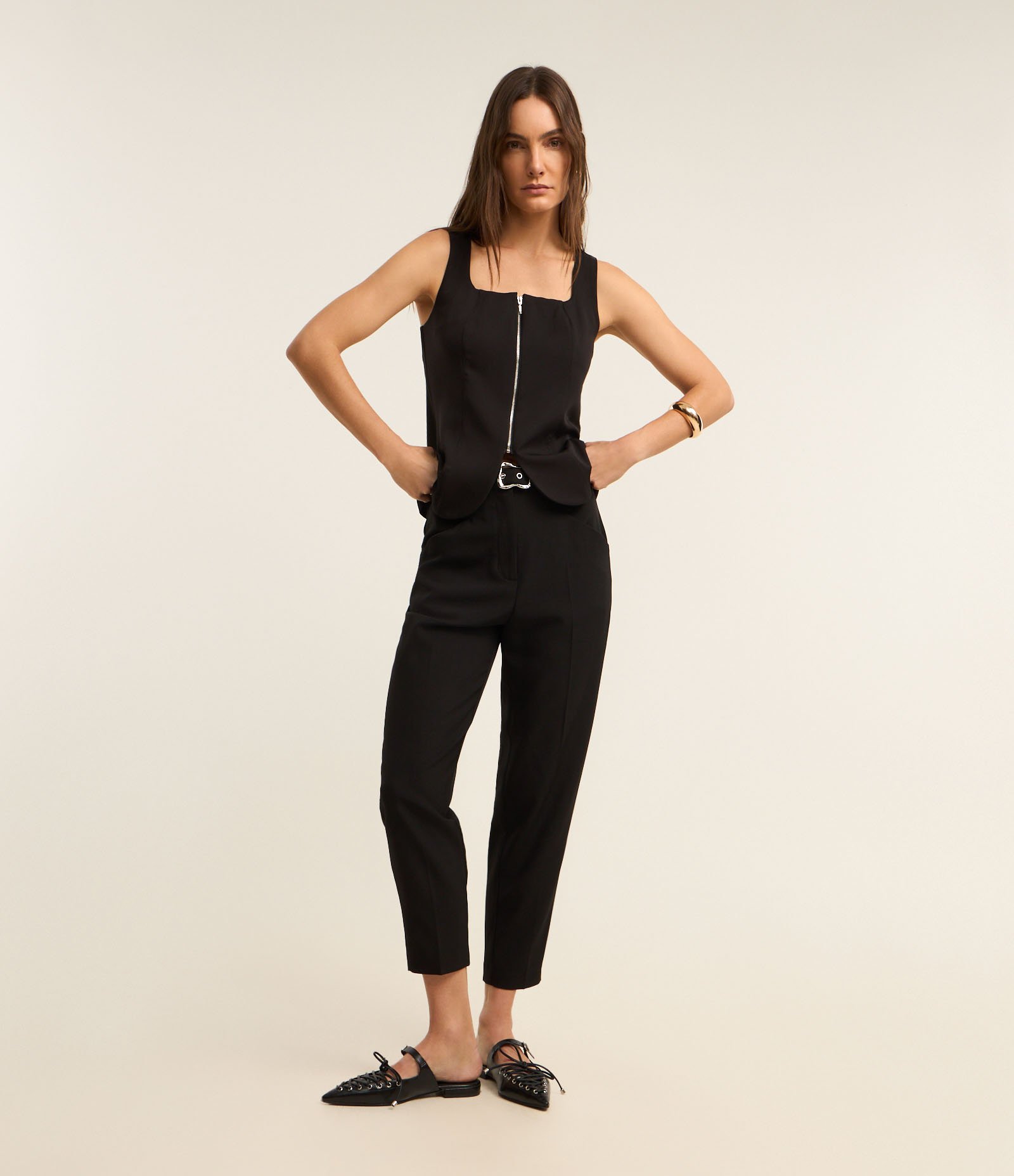 Calça Cenoura Alfaiatada Cintura Alta com Cinto e Fivela Metalizada Preto 1