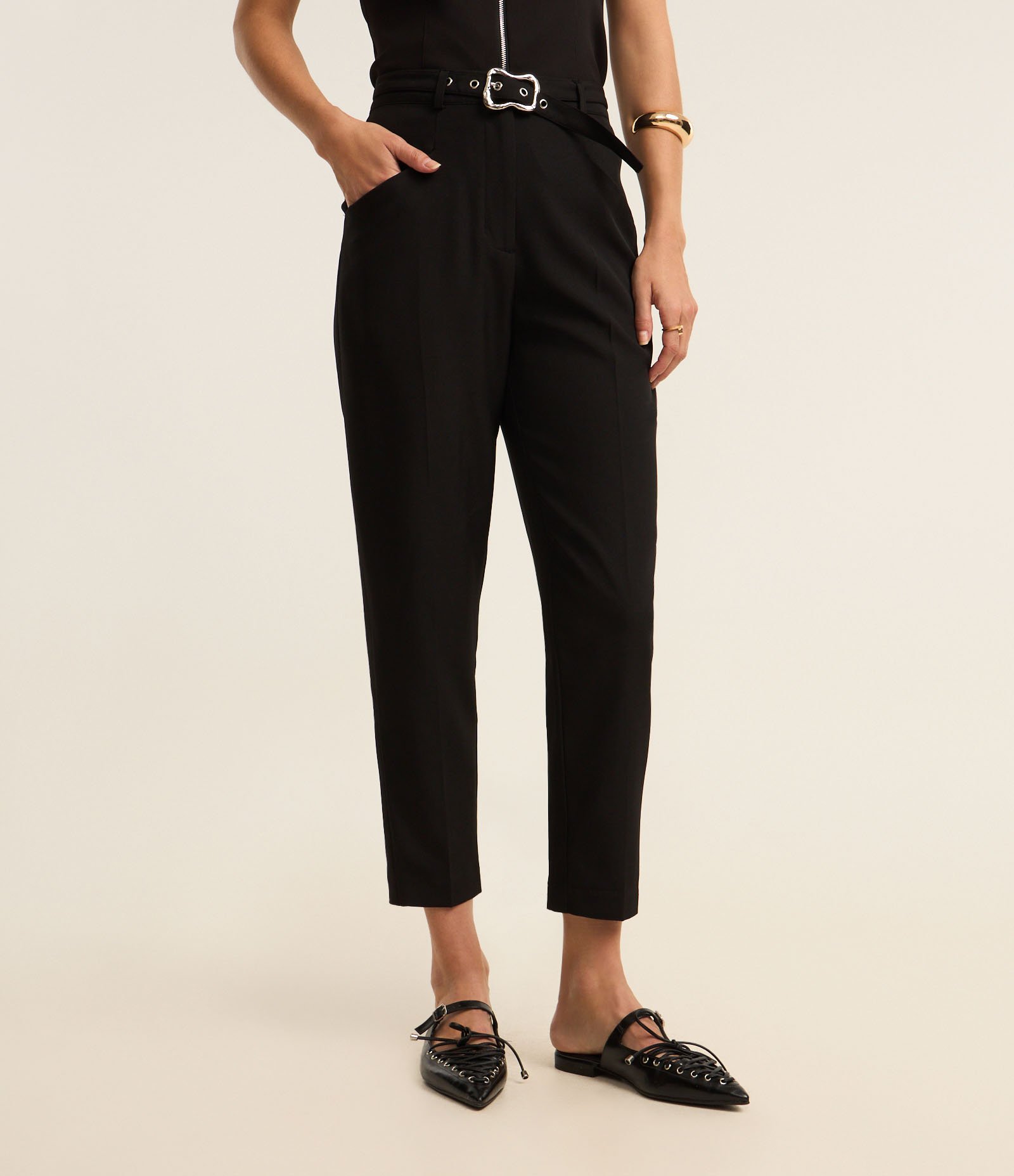 Calça Cenoura Alfaiatada Cintura Alta com Cinto e Fivela Metalizada Preto 3