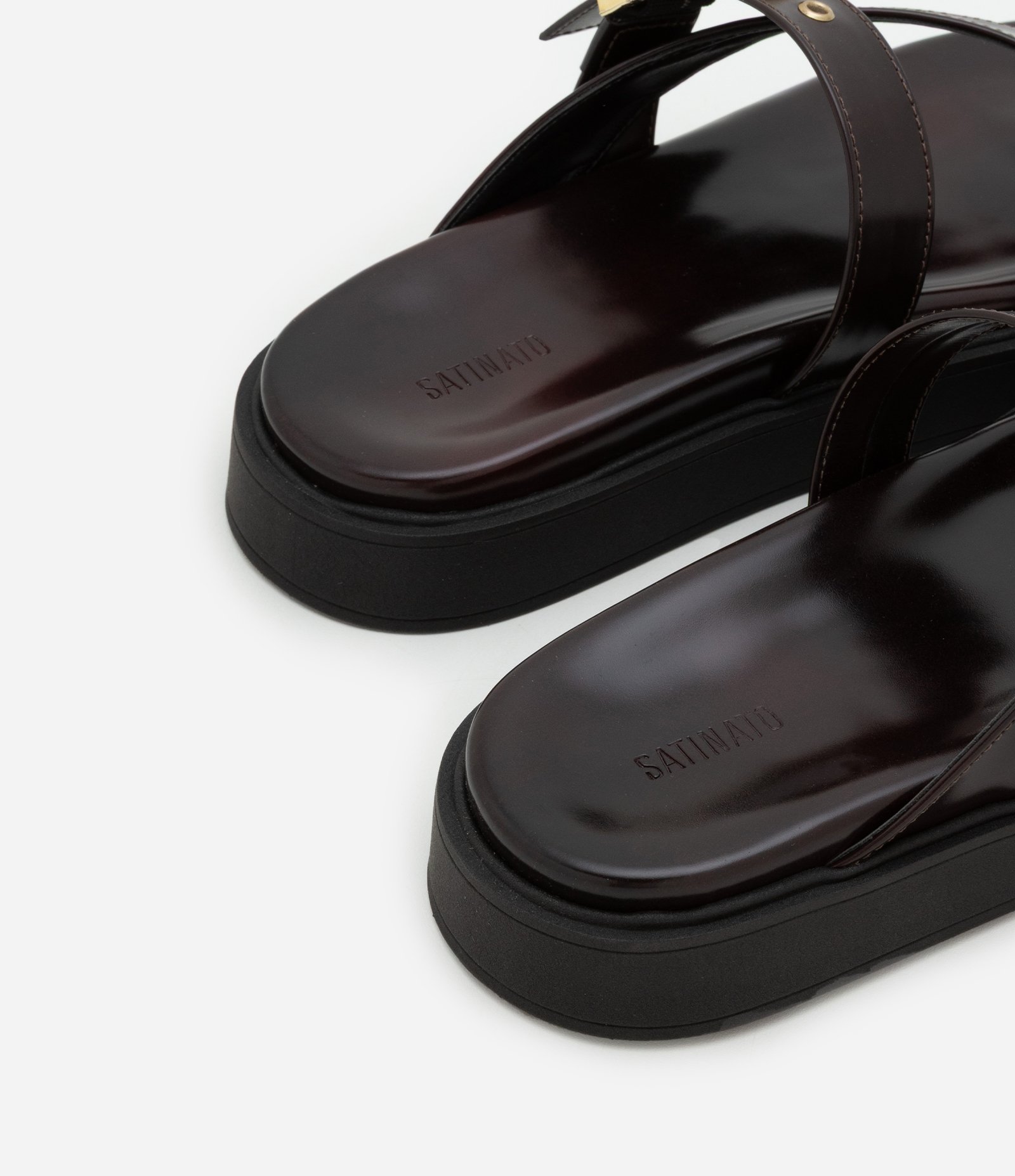 Rasteira em PU com Dedinho e Detalhe de Fivela Marrom Escuro 3