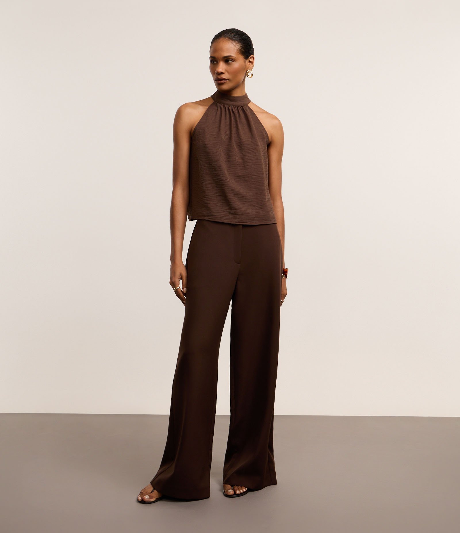 Blusa Frente Única em Crepe com Amarração na Gola Alta Marrom 2