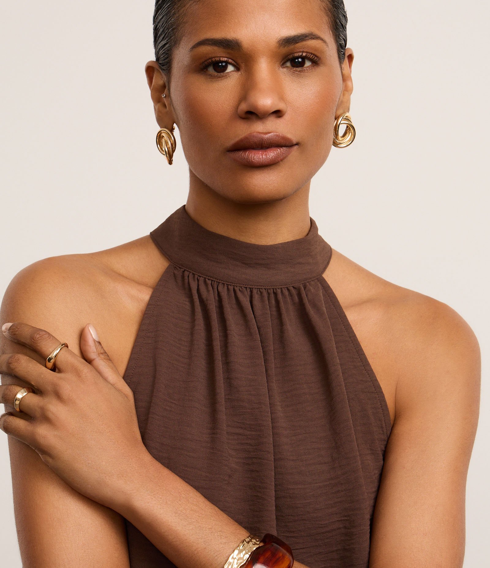 Blusa Frente Única em Crepe com Amarração na Gola Alta Marrom 3