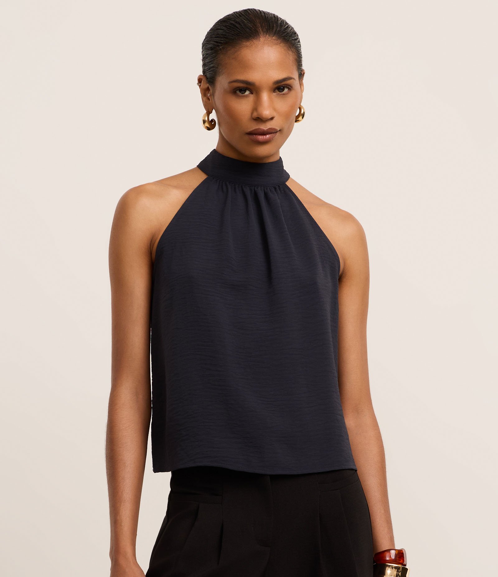 Blusa Frente Única em Crepe com Amarração na Gola Alta Azul Marinho 1