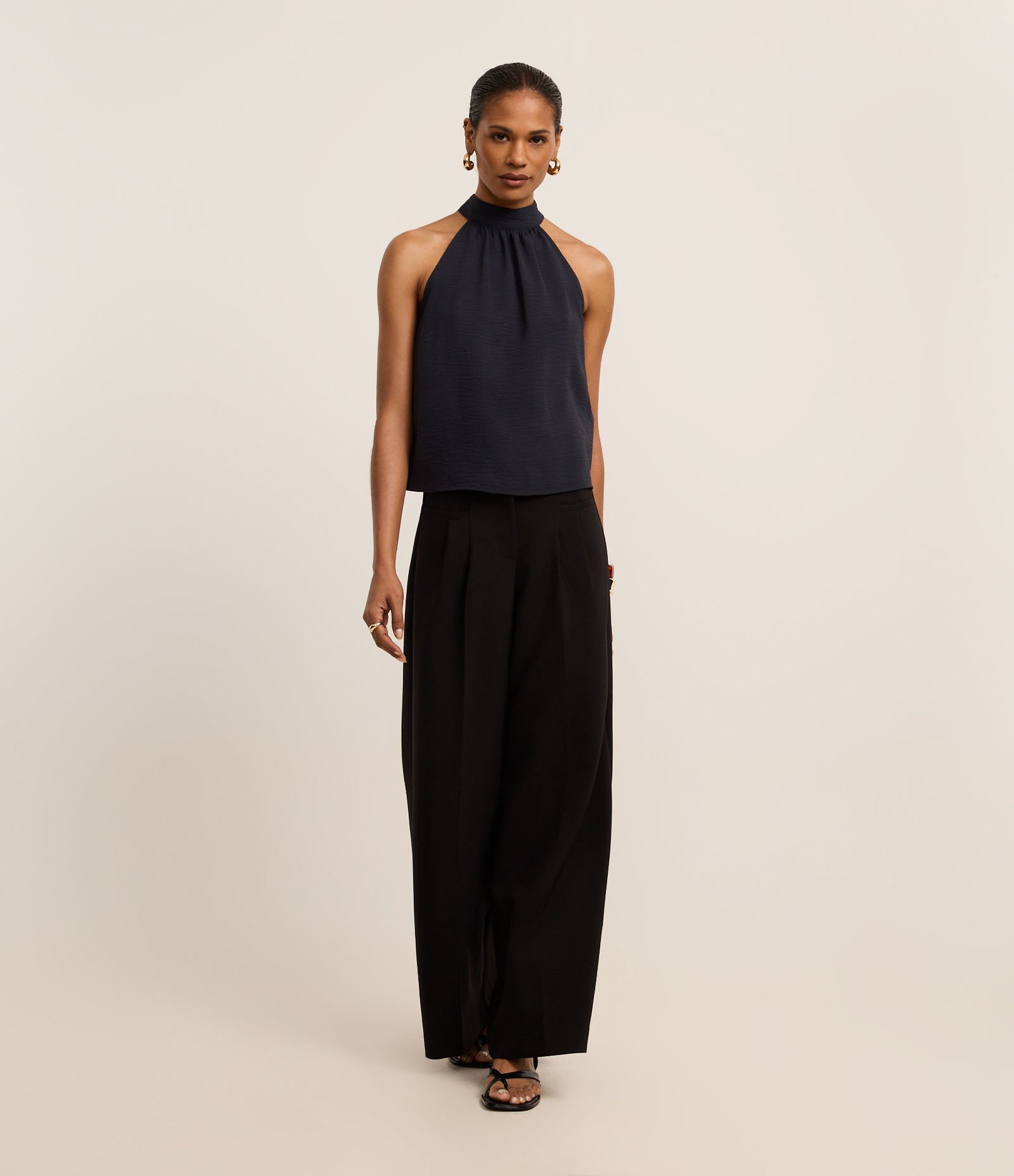 Blusa Frente Única em Crepe com Amarração na Gola Alta Azul Marinho 2