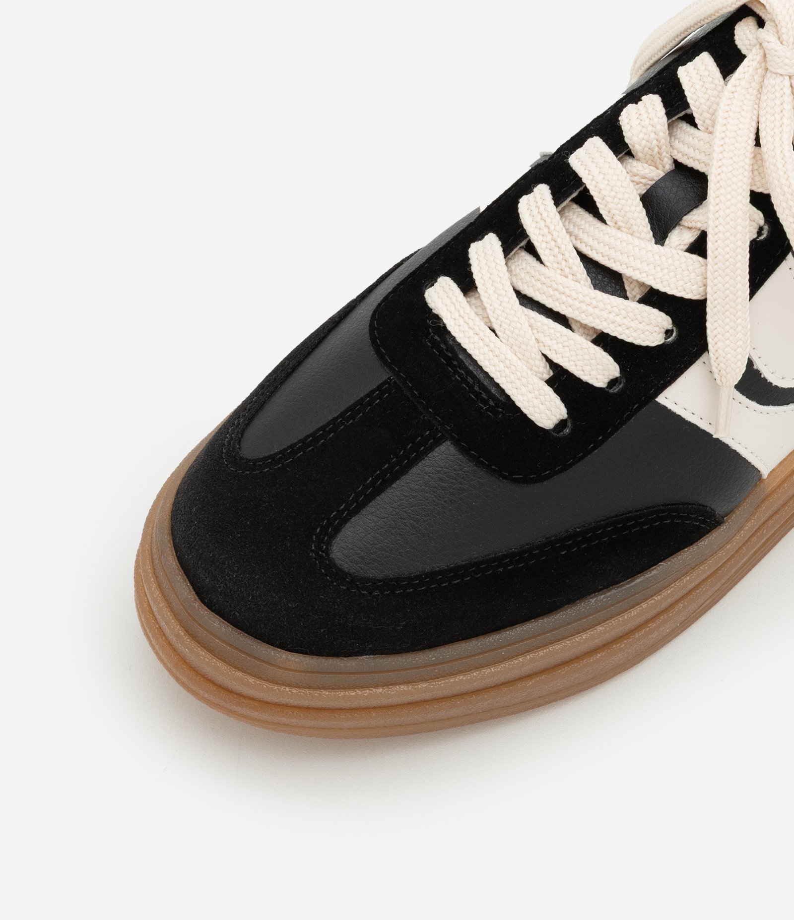 Tênis com Sola Plataforma e Detalhes Assimétricos Laterais Preto 3