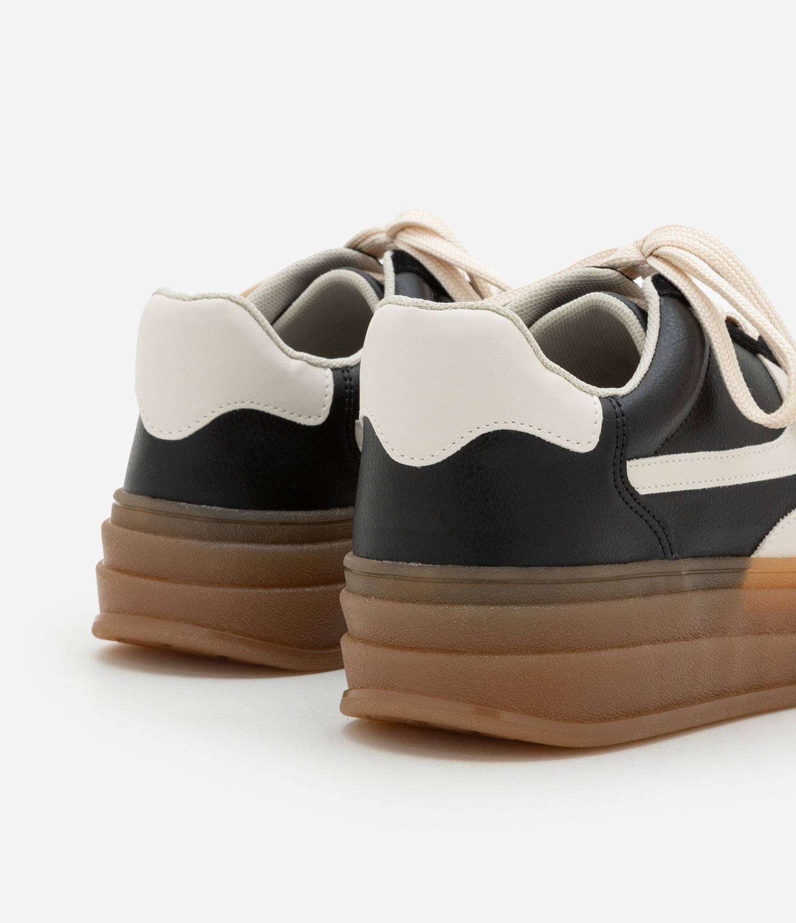 Tênis com Sola Plataforma e Detalhes Assimétricos Laterais Preto 5