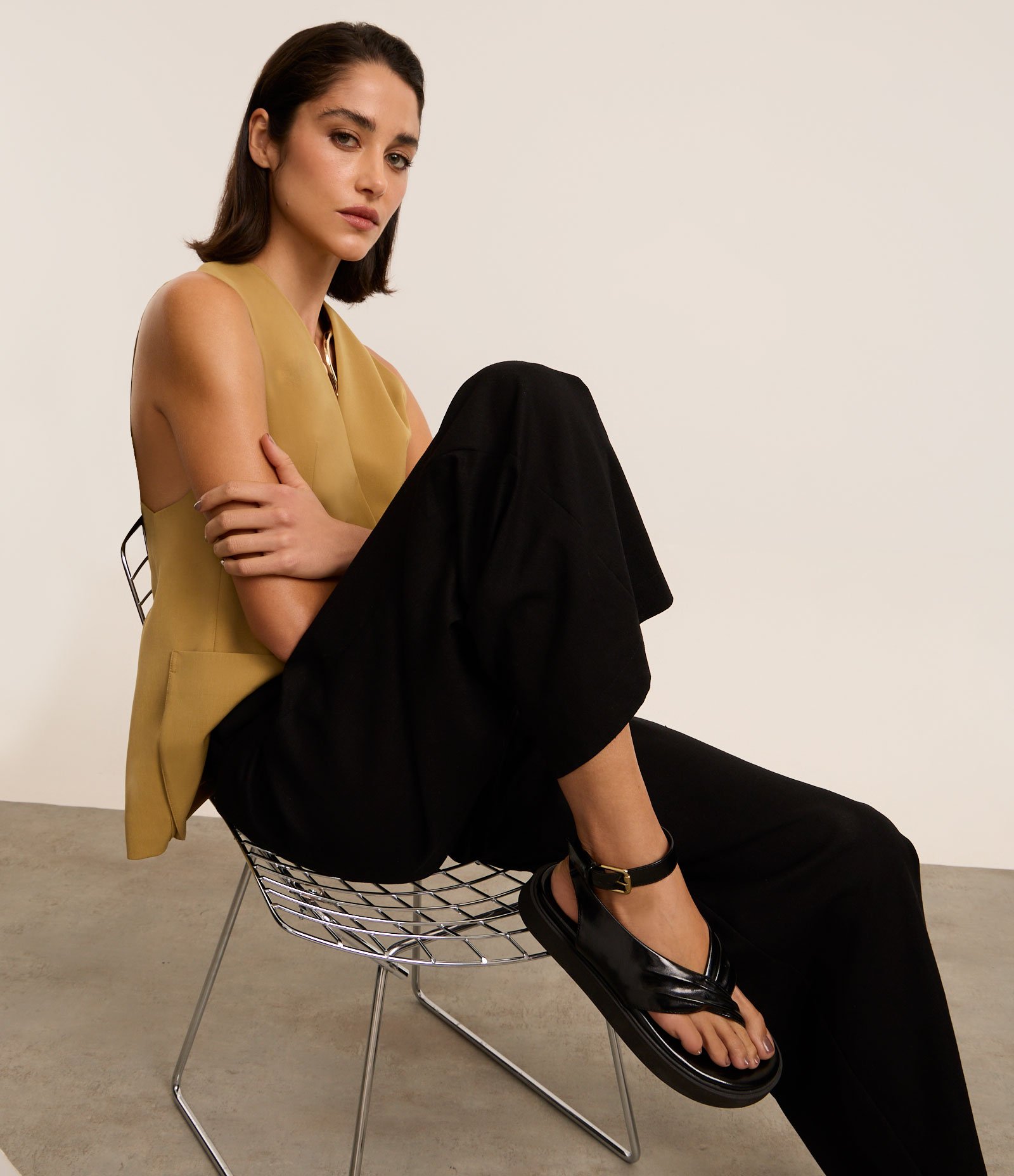 Sandália Rasteira com Detalhes Enrugados no Cabedal Preto 8