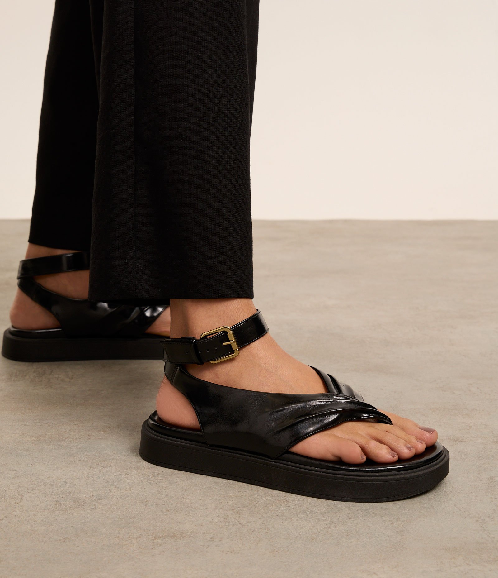 Sandália Rasteira com Detalhes Enrugados no Cabedal Preto 2