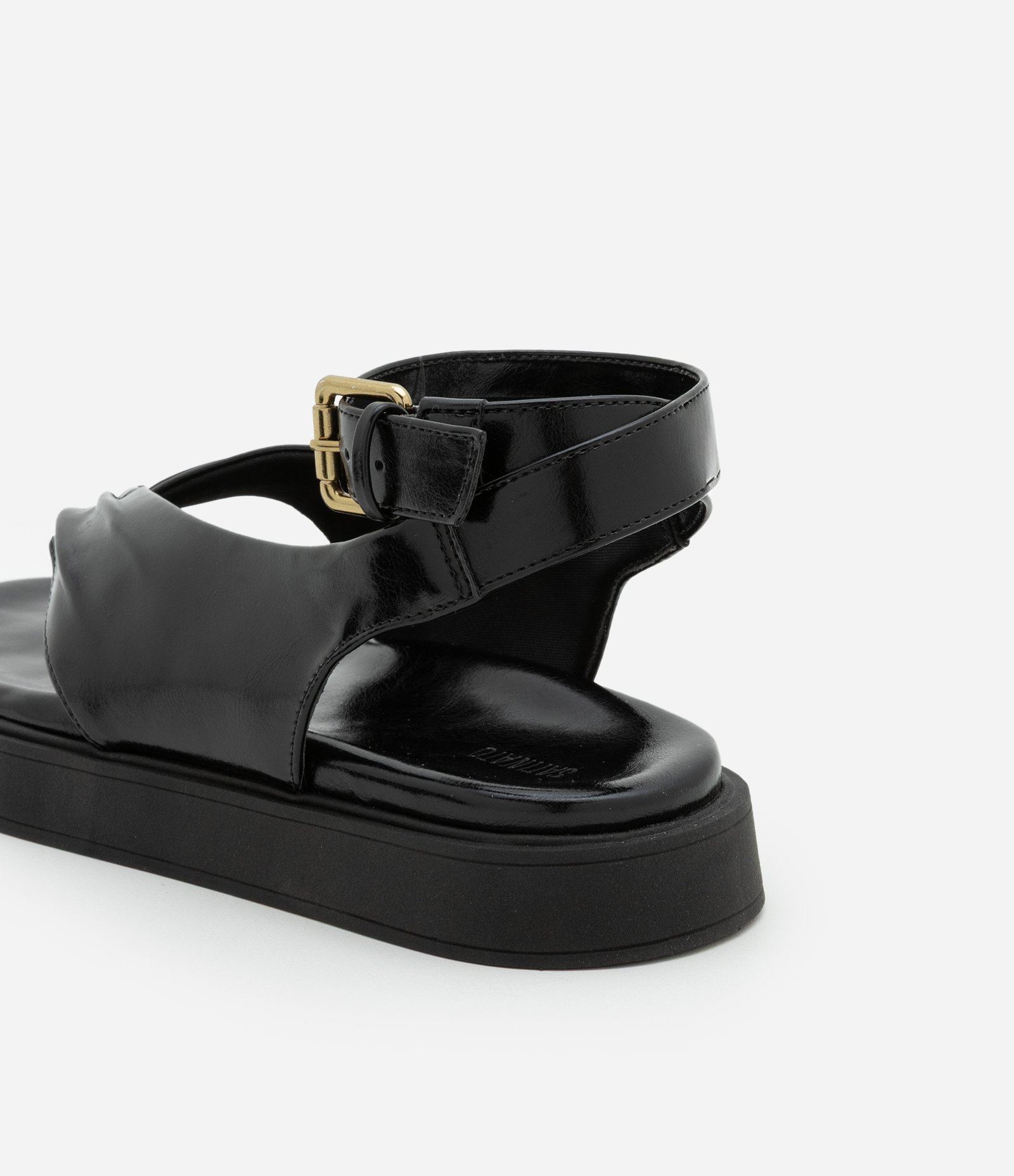 Sandália Rasteira com Detalhes Enrugados no Cabedal Preto 4