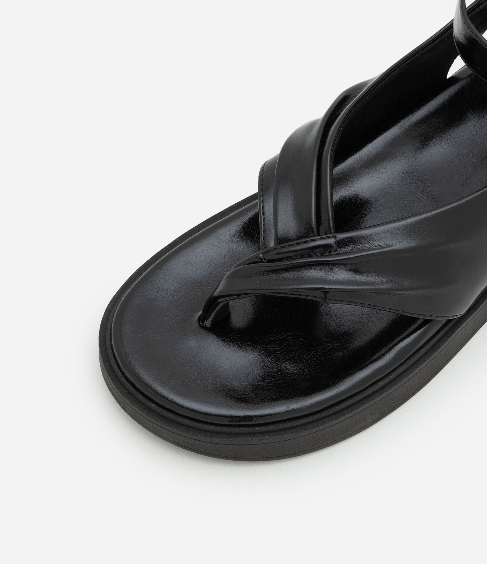 Sandália Rasteira com Detalhes Enrugados no Cabedal Preto 6