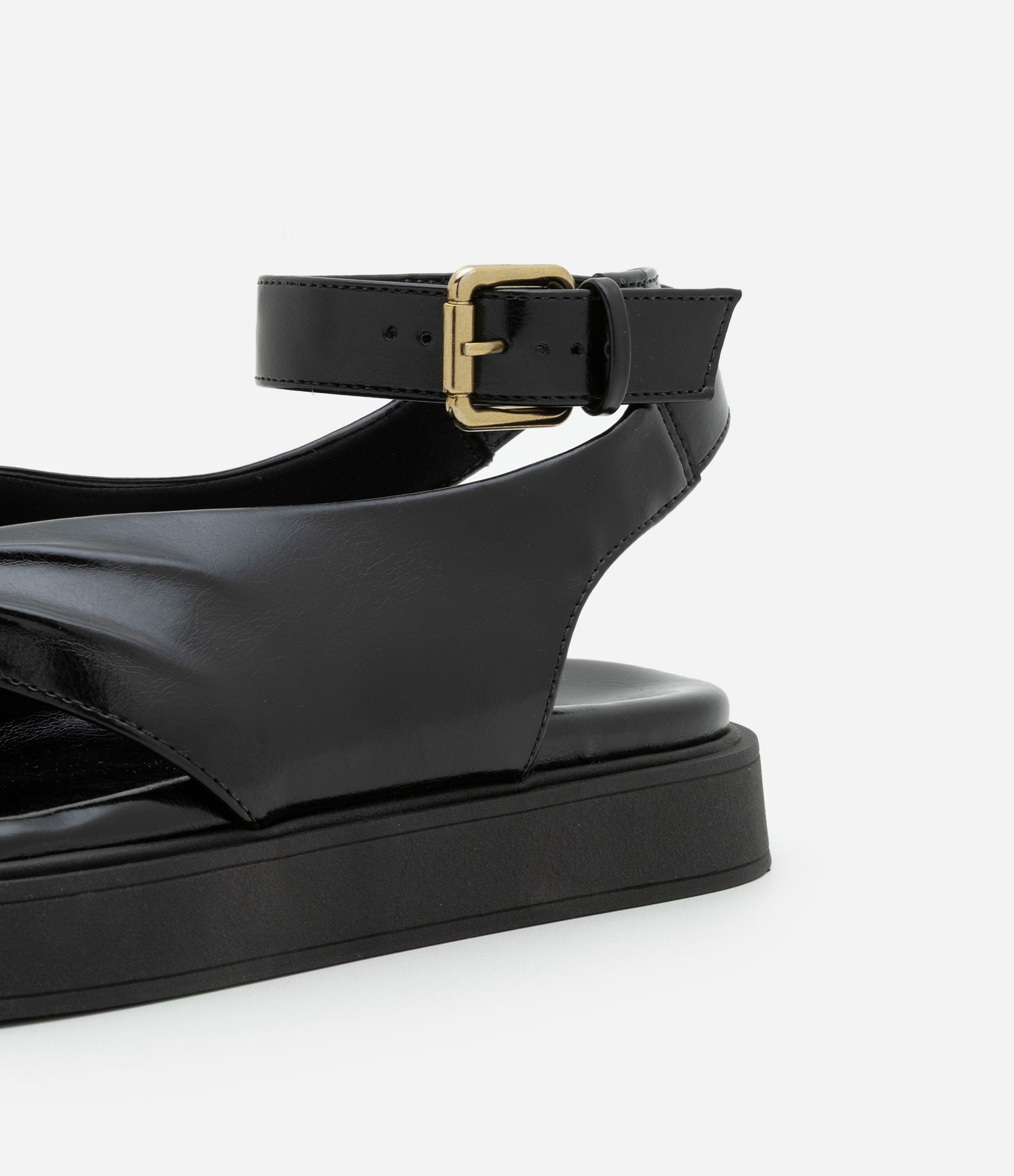 Sandália Rasteira com Detalhes Enrugados no Cabedal Preto 7