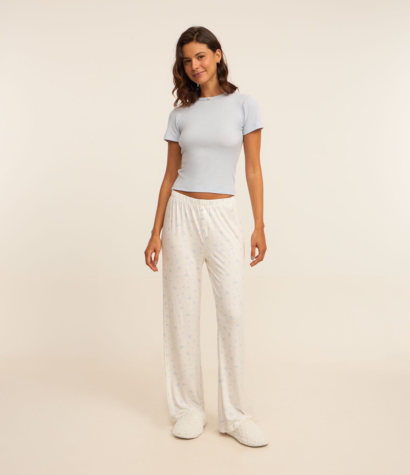 Pijama Longo em Ribana com Estampa Floral e Detalhe de Flor na Gola Branco/Azul 1