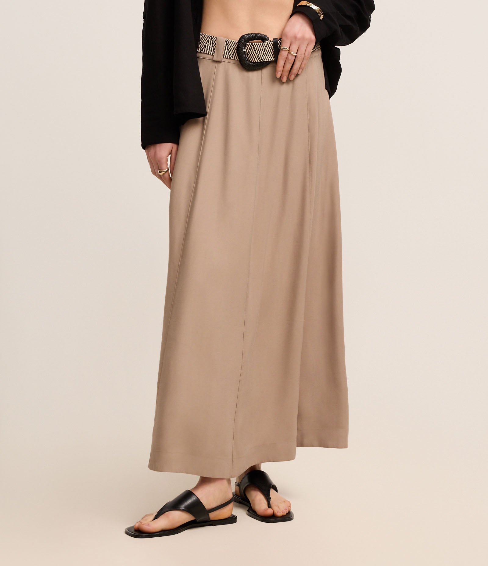 Saia Evasê Midi em Viscose com Cinto de Ráfi Bege 1