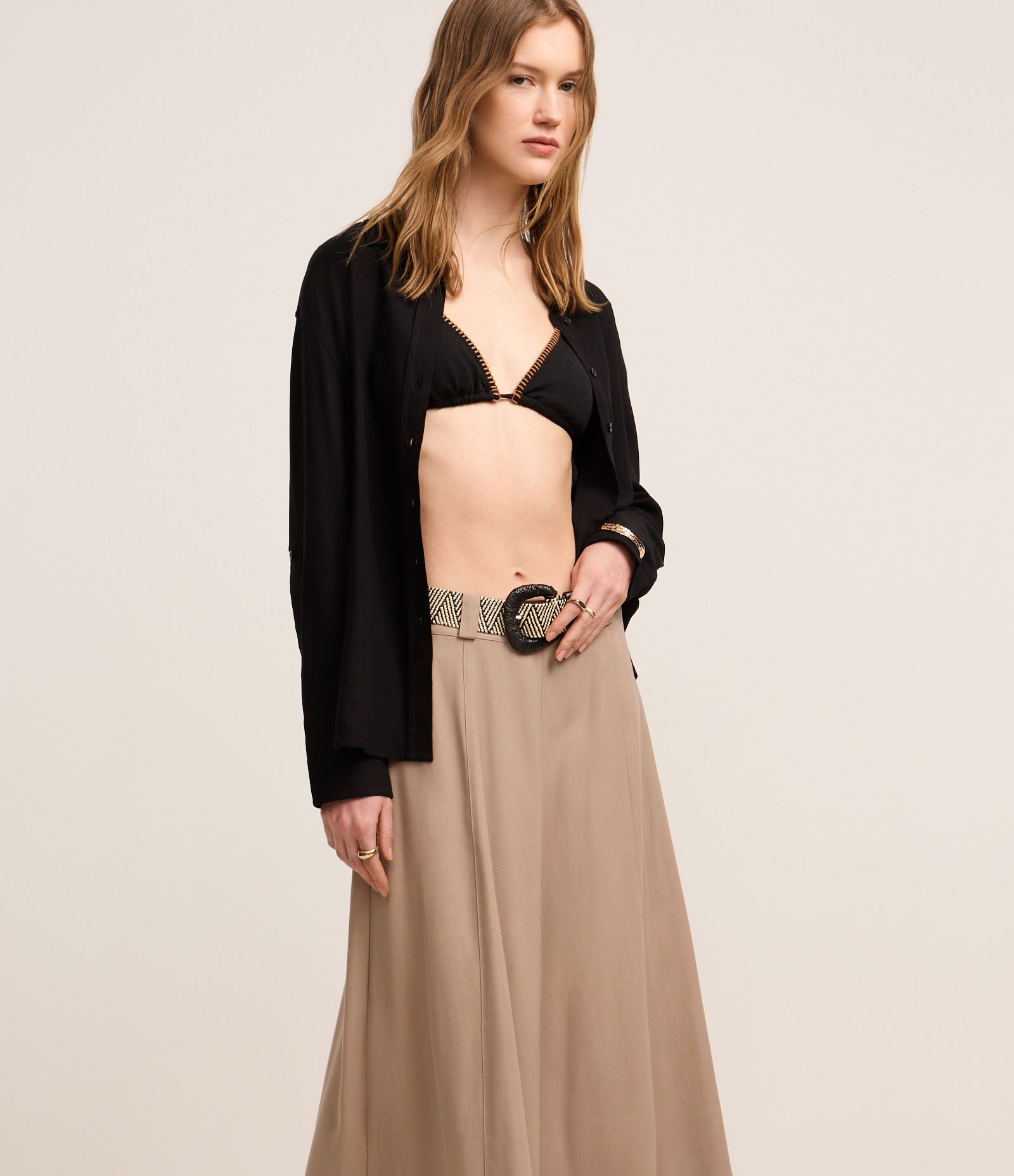 Saia Evasê Midi em Viscose com Cinto de Ráfi Bege 3