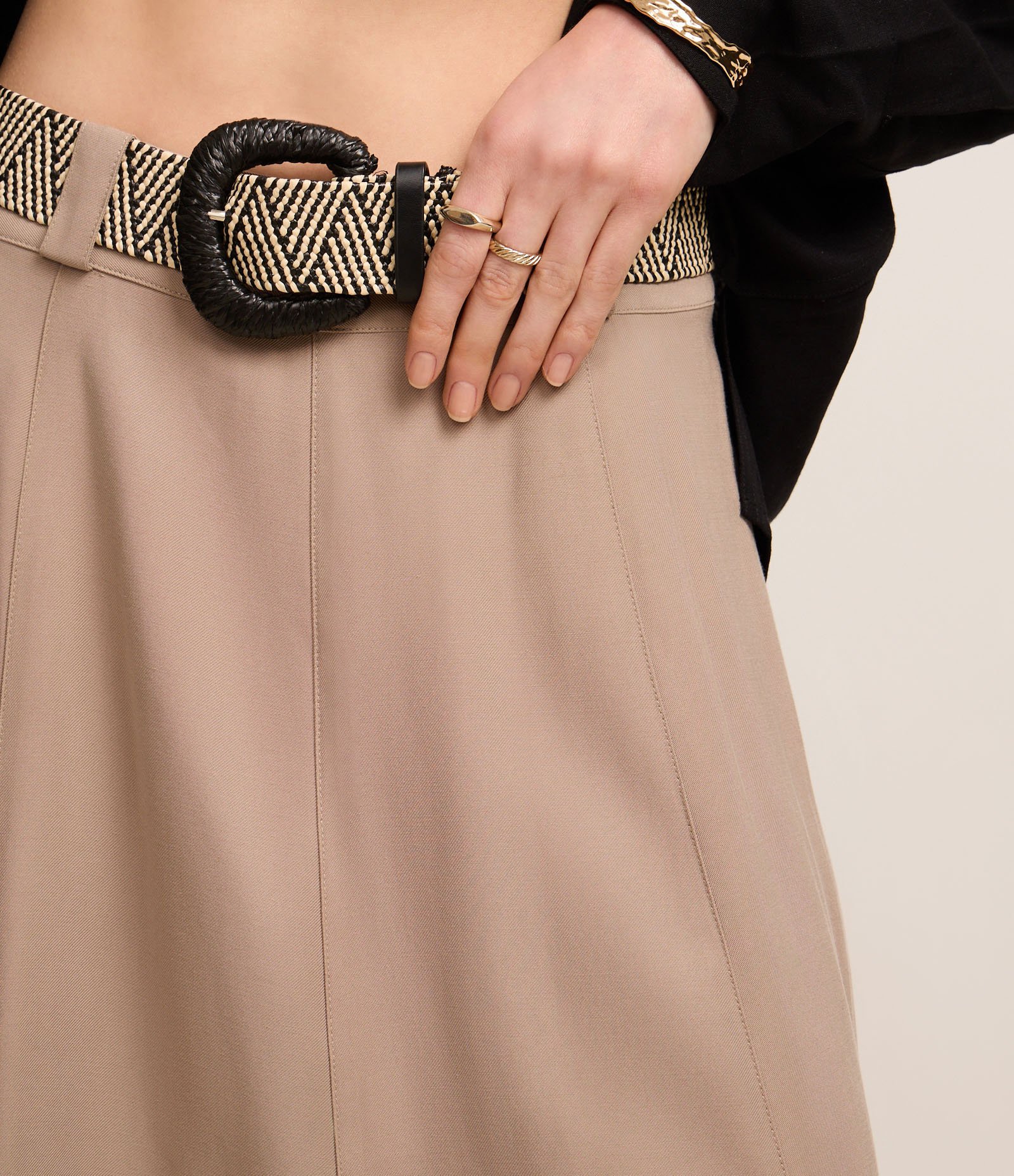 Saia Evasê Midi em Viscose com Cinto de Ráfi Bege 4