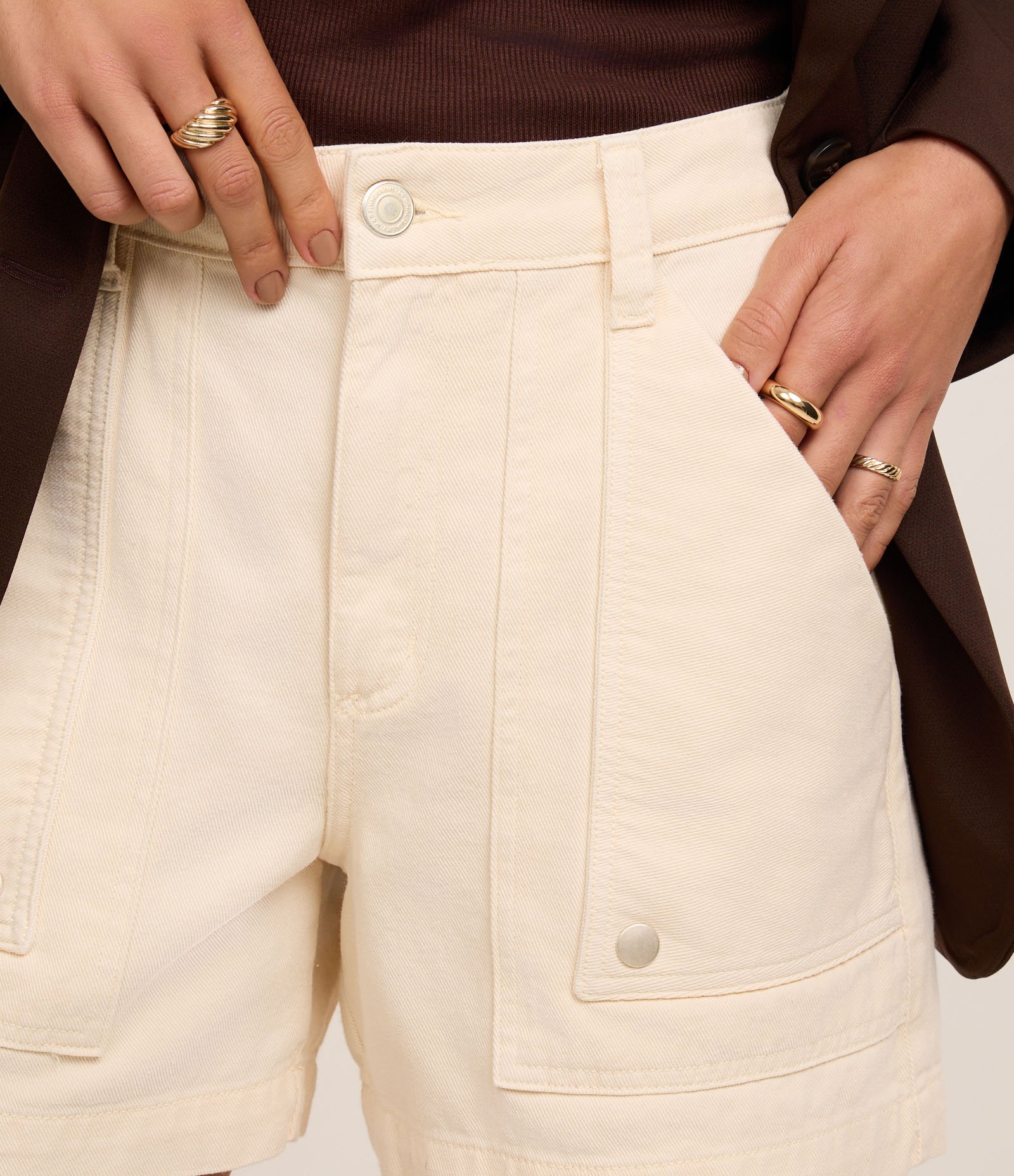 Short Mom em Sarja com Bolso Carpinteiro e Cintura Alta Bege 4