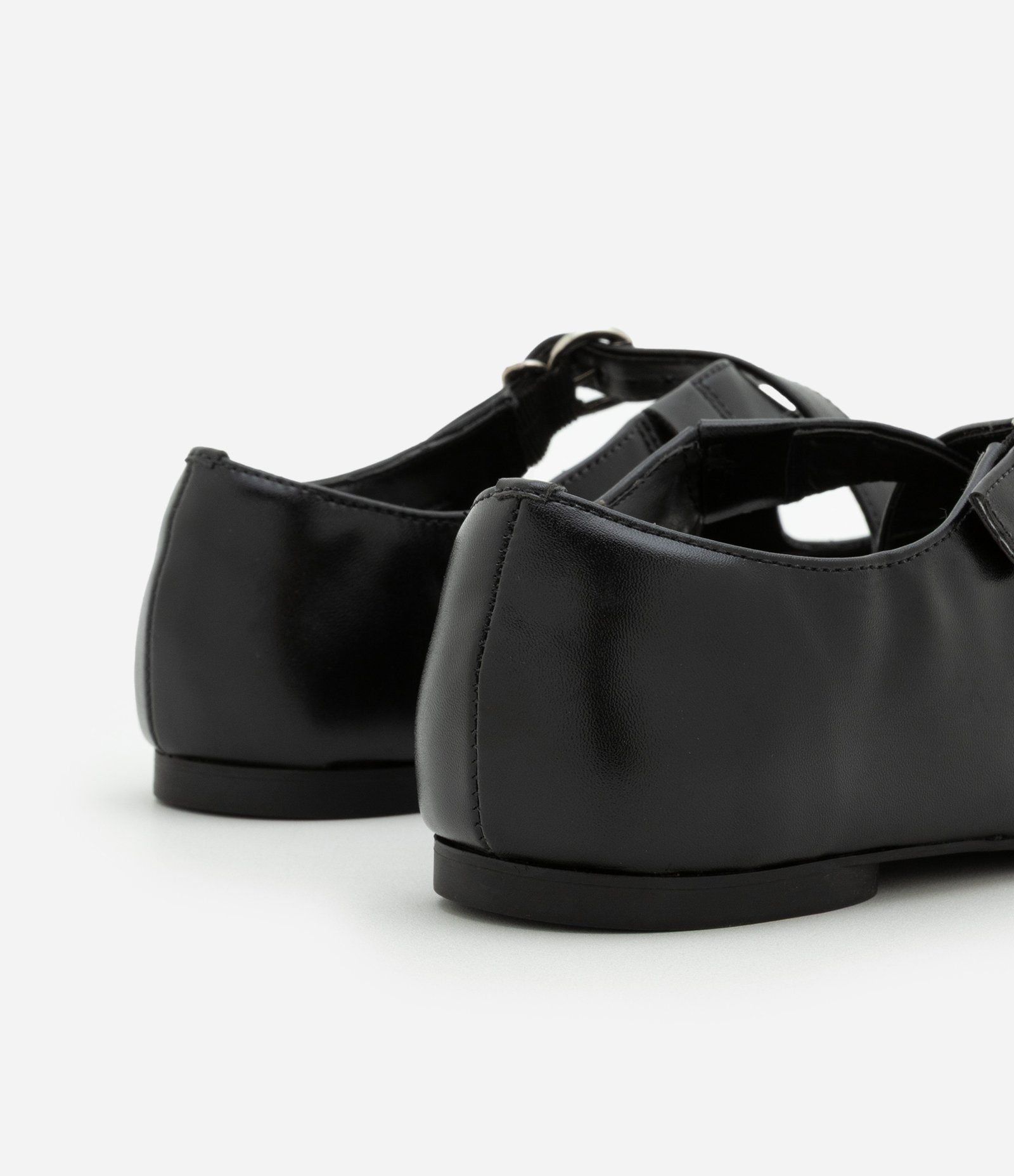 Sapatilha com Tiras Largas em X e Fivela Preto 3