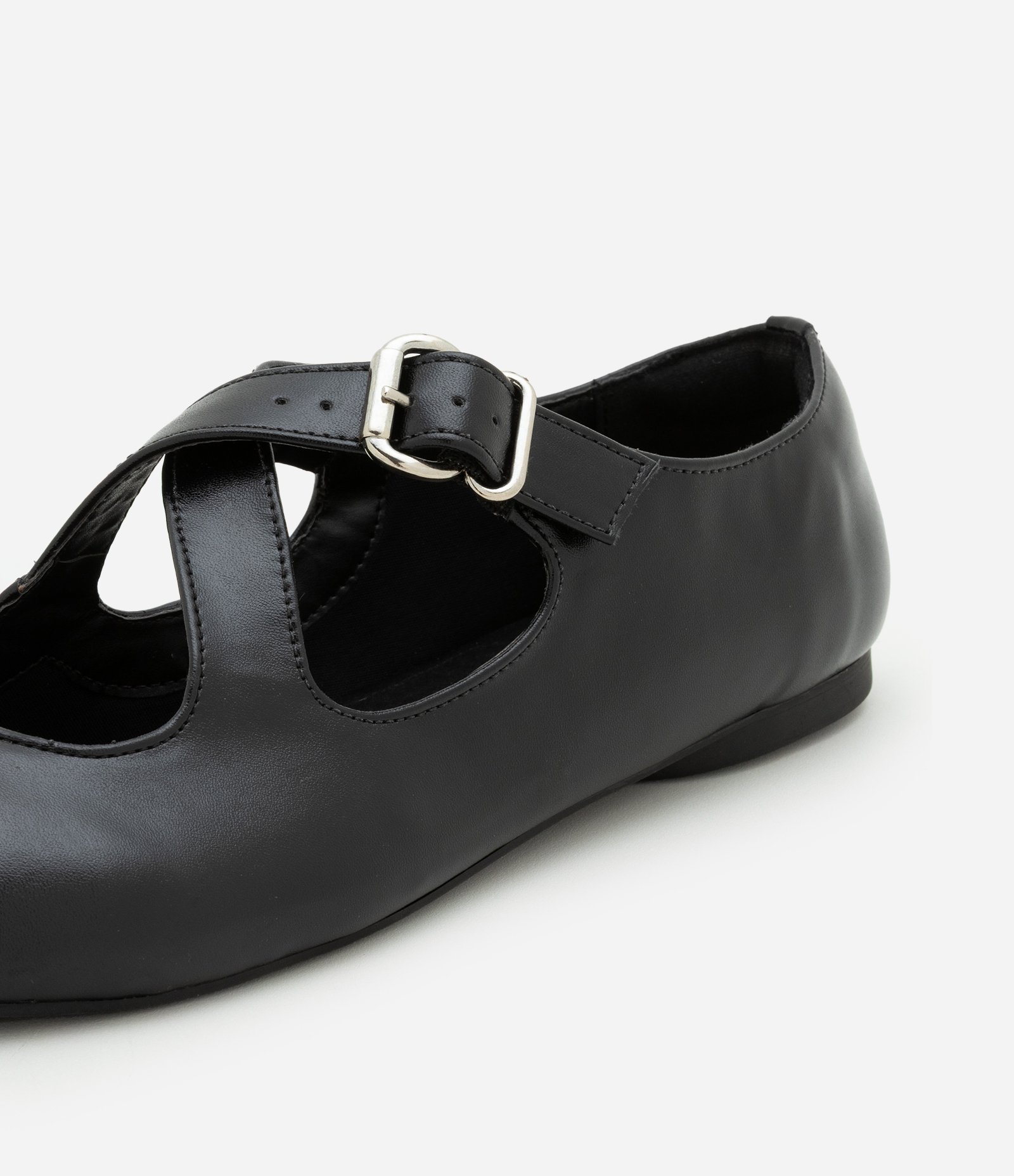 Sapatilha com Tiras Largas em X e Fivela Preto 5