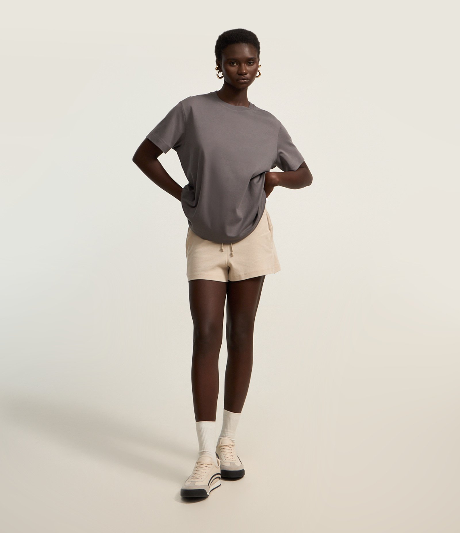 Camiseta Boxy em Algodão com Manga Curta Cinza 2