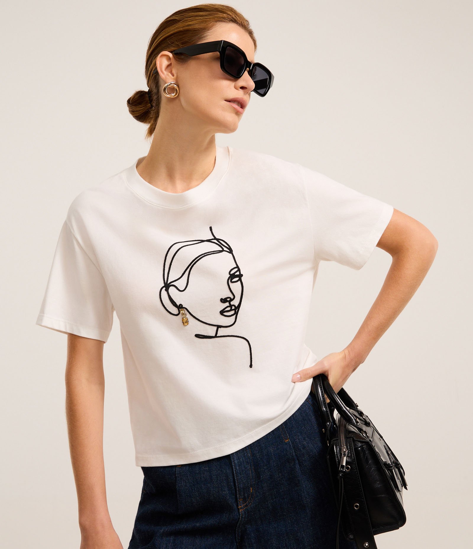 Blusa em Algodão com Bordado de Mulher com Brinco Branco Neve 1