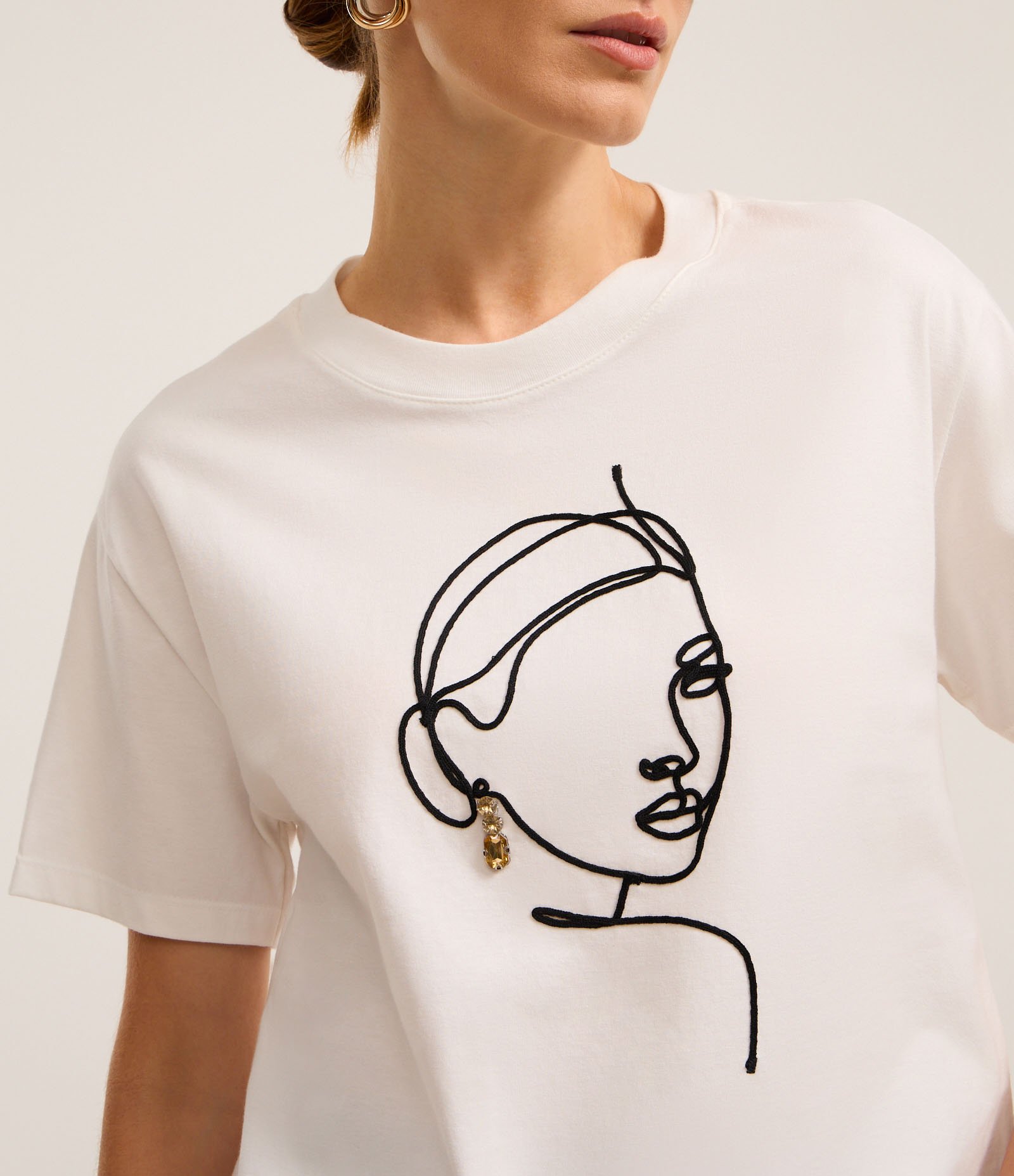 Blusa em Algodão com Bordado de Mulher com Brinco Branco Neve 3