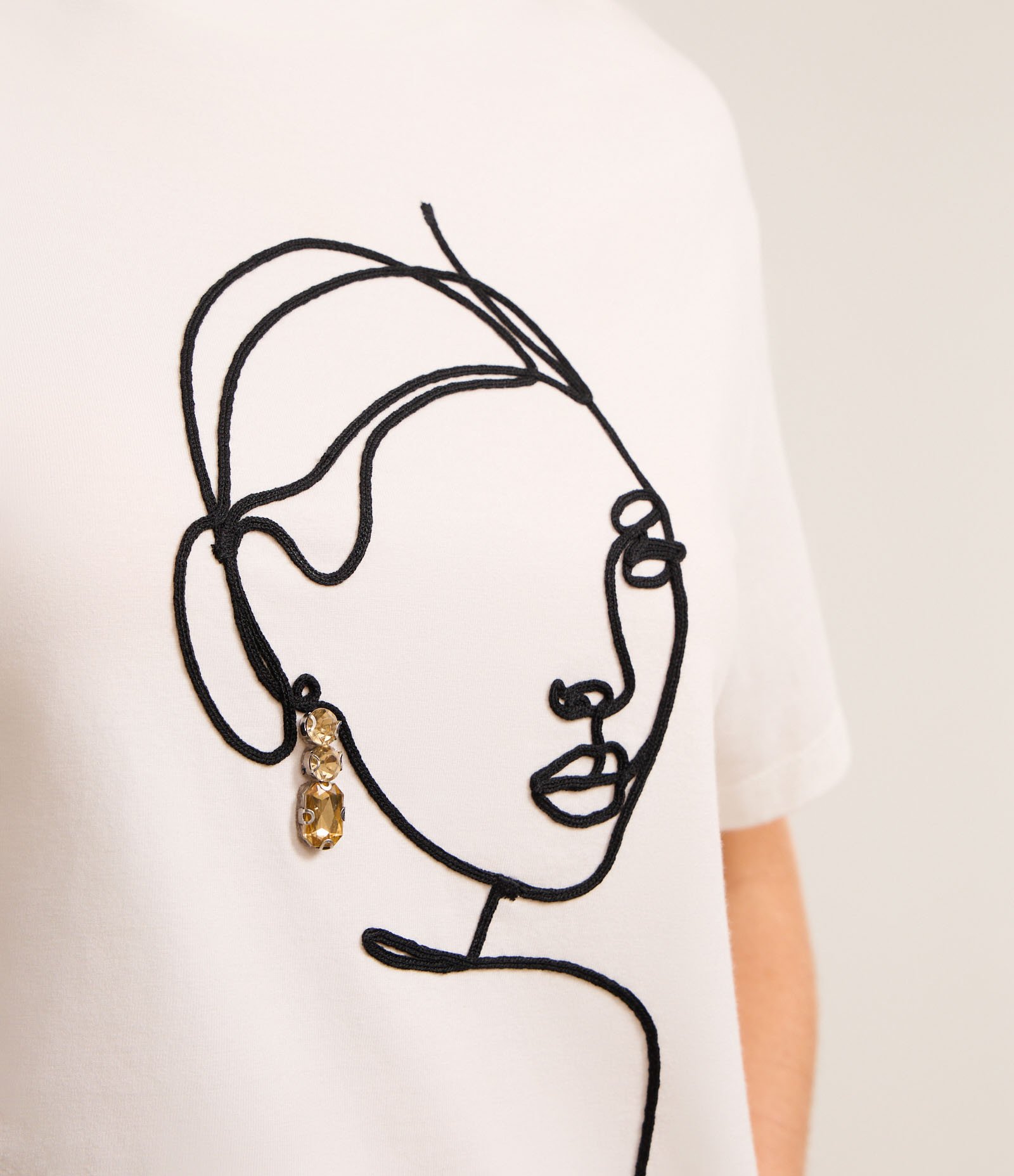 Blusa em Algodão com Bordado de Mulher com Brinco Branco Neve 5