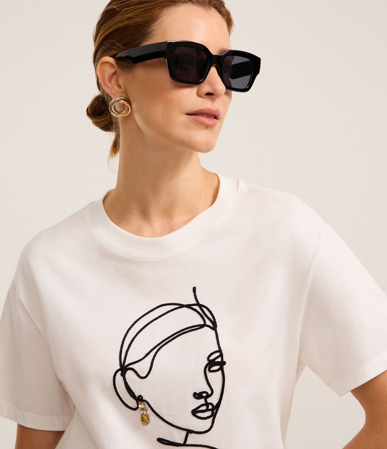 Blusa em Algodão com Bordado de Mulher com Brinco Branco Neve 6