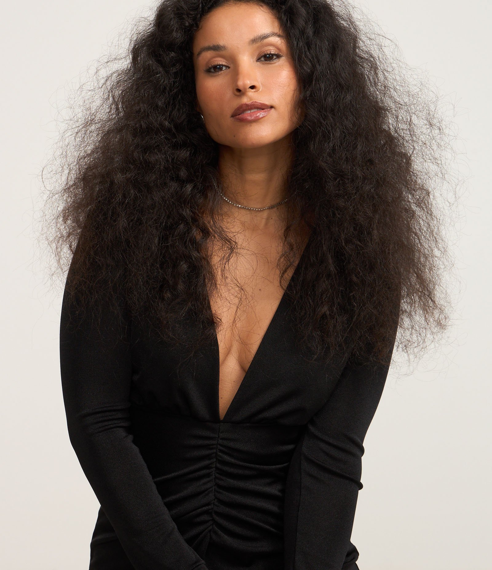 Vestido Curto em Ribana com Manga Longa e Franzido Frontal Preto 3